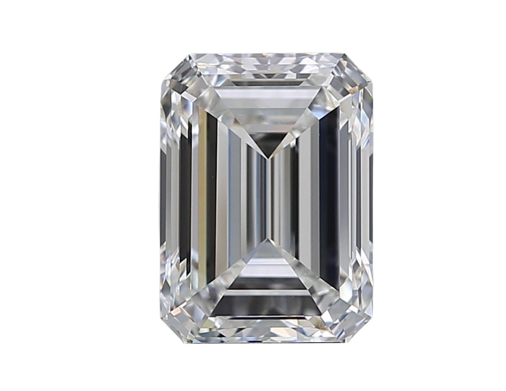 diamante mozzafiato da 4,03 carati con taglio smeraldo, splendidamente incastonato in un anello lavorato a mano e arricchito da pietre laterali a baguette affusolate. La silhouette allungata e la brillantezza a specchio del taglio a smeraldo creano