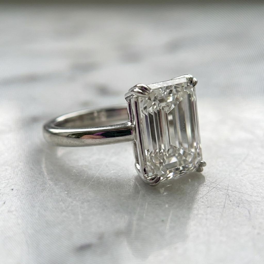 Diamant taille émeraude de 4,03 carats, présenté dans une élégante monture en platine. Certifié par le GIA avec une couleur F et une pureté VVS2, ce diamant exceptionnel rayonne d'un éclat presque incolore associé à une pureté remarquable - un