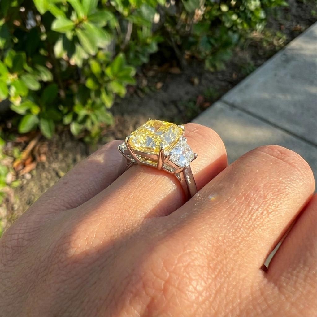 GIA-zertifizierter 4,03-karätiger GIA-zertifizierter Fancy Intense Yellow Diamantring (Kissenschliff) im Angebot