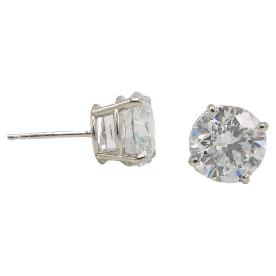 Boucles d'oreilles en diamant rond naturel certifié GIA de 4,03 carats 
Numéros de rapport du GIA : 2294646005, 6412281516
Diamants : 2,02 I VS2, 2,01 J VS1 diamants ronds naturels
Métal : or blanc 14k
Poids : 1.63 grammes
RAOTD F3500001

