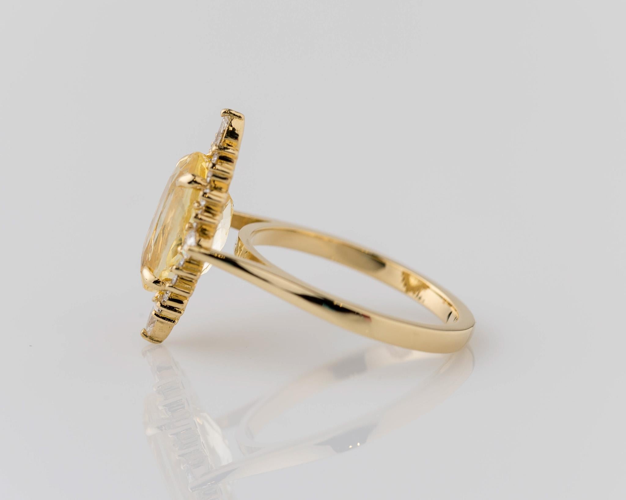 Lassen Sie sich von unserem atemberaubenden Ring aus 18 Karat Gelbgold mit einem gelben Saphir verzaubern, einem wahren Wunder der natürlichen Schönheit. Das Herzstück dieses Meisterwerks ist ein 11,37 x 7,17 mm großer, transparenter gelber Saphir