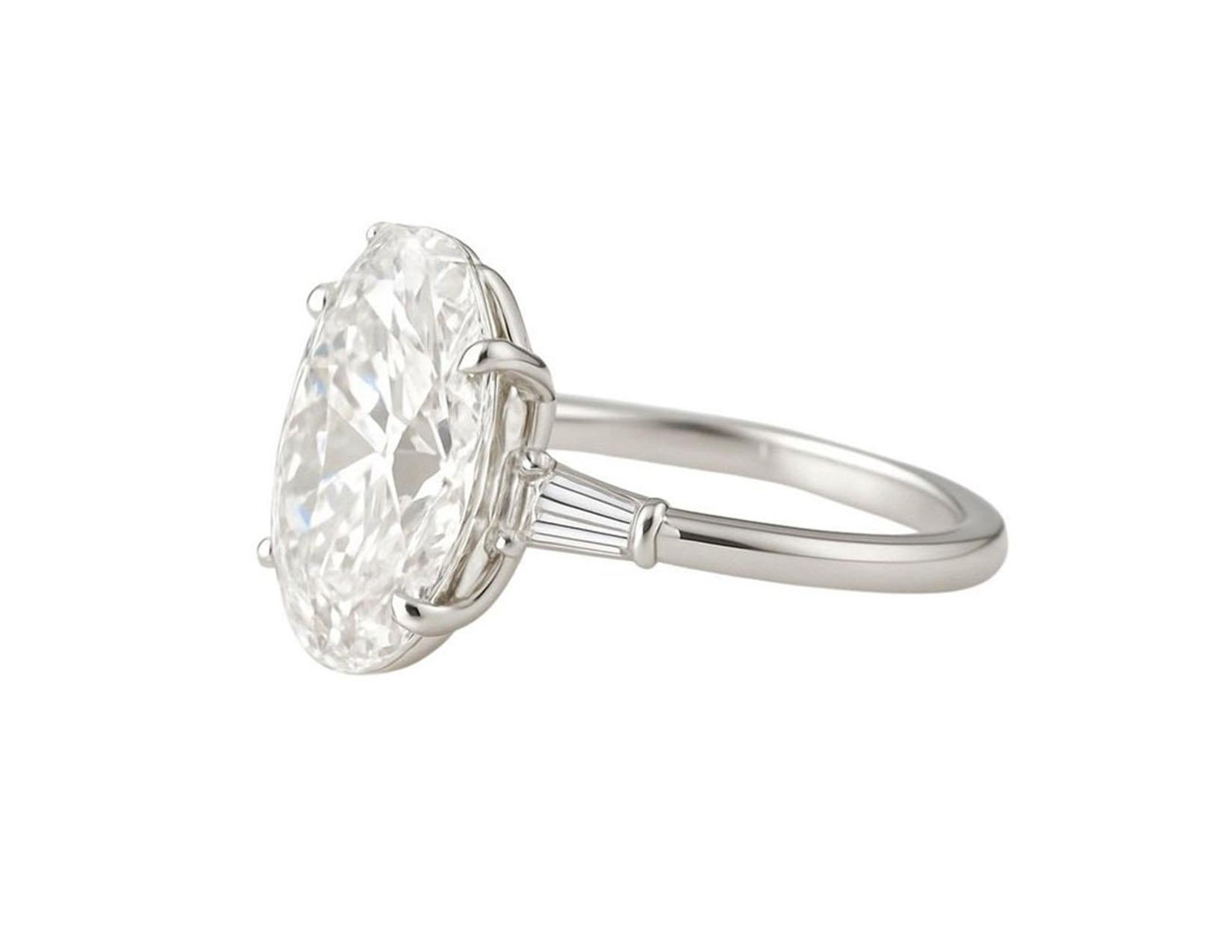 Questo eccezionale anello presenta un diamante ovale da 4,03 carati certificato GIA, elegantemente incastonato in oro bianco 18 carati con pietre laterali a baguette affusolate. 

Il diamante ha una gradazione di colore F con minuscole inclusioni