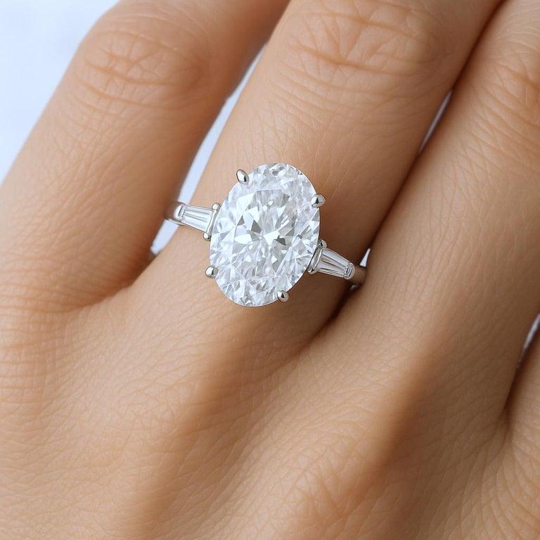 Taglio ovale Anello con diamante ovale certificato GIA da 4,03 carati con purezza VVS2 e baguette affusolata in vendita