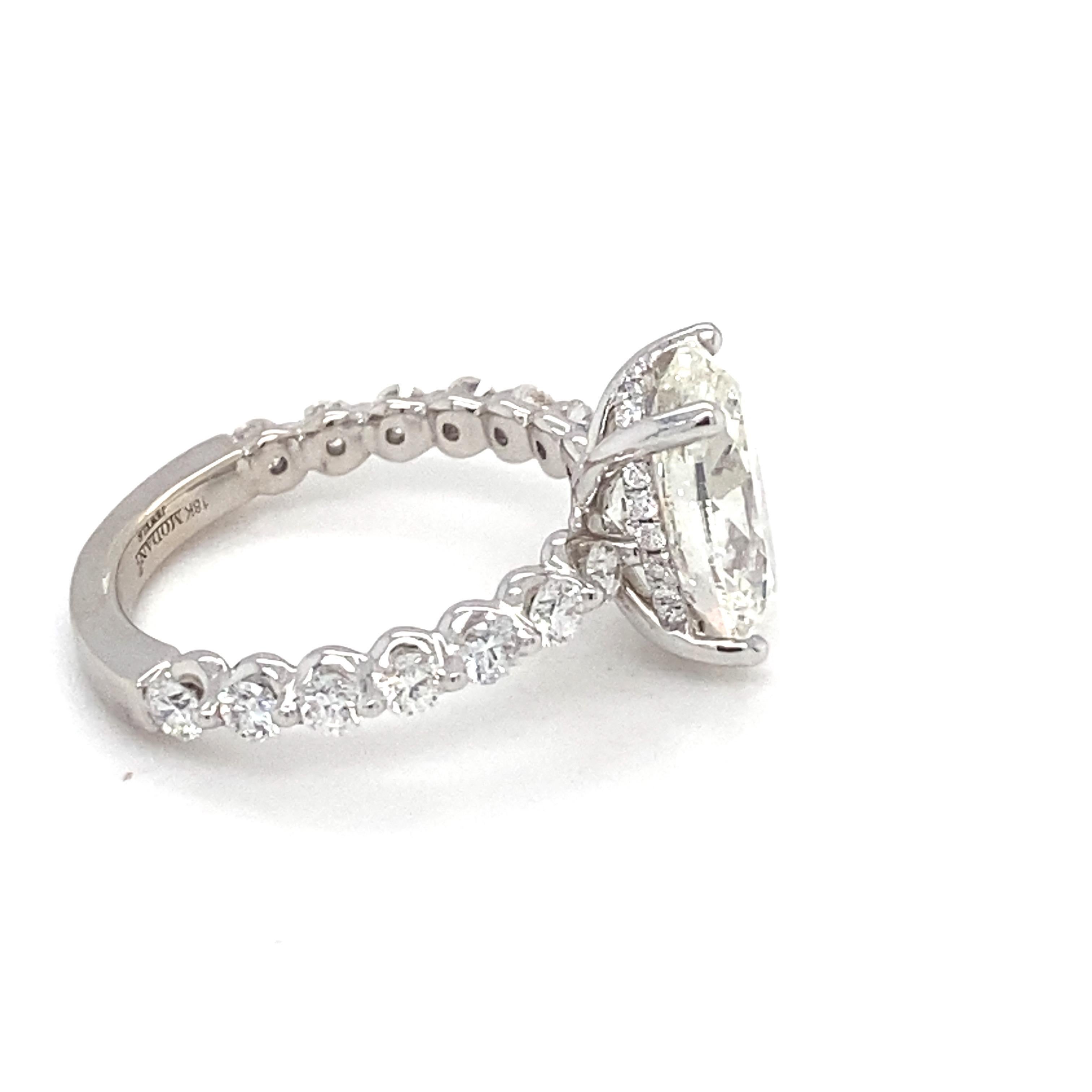 Bague de fiançailles en or blanc avec diamant ovale certifié GIA de 4,03 carats en vente 4