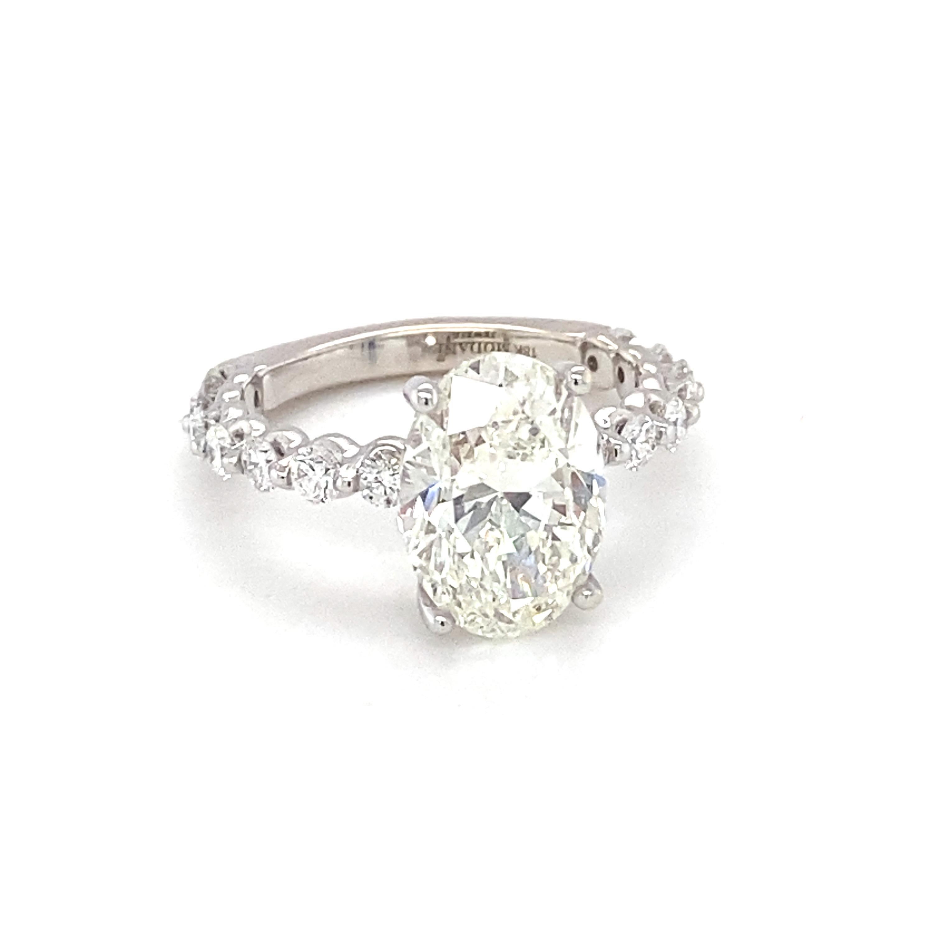 Bague de fiançailles en or blanc avec diamant ovale certifié GIA de 4,03 carats en vente 6