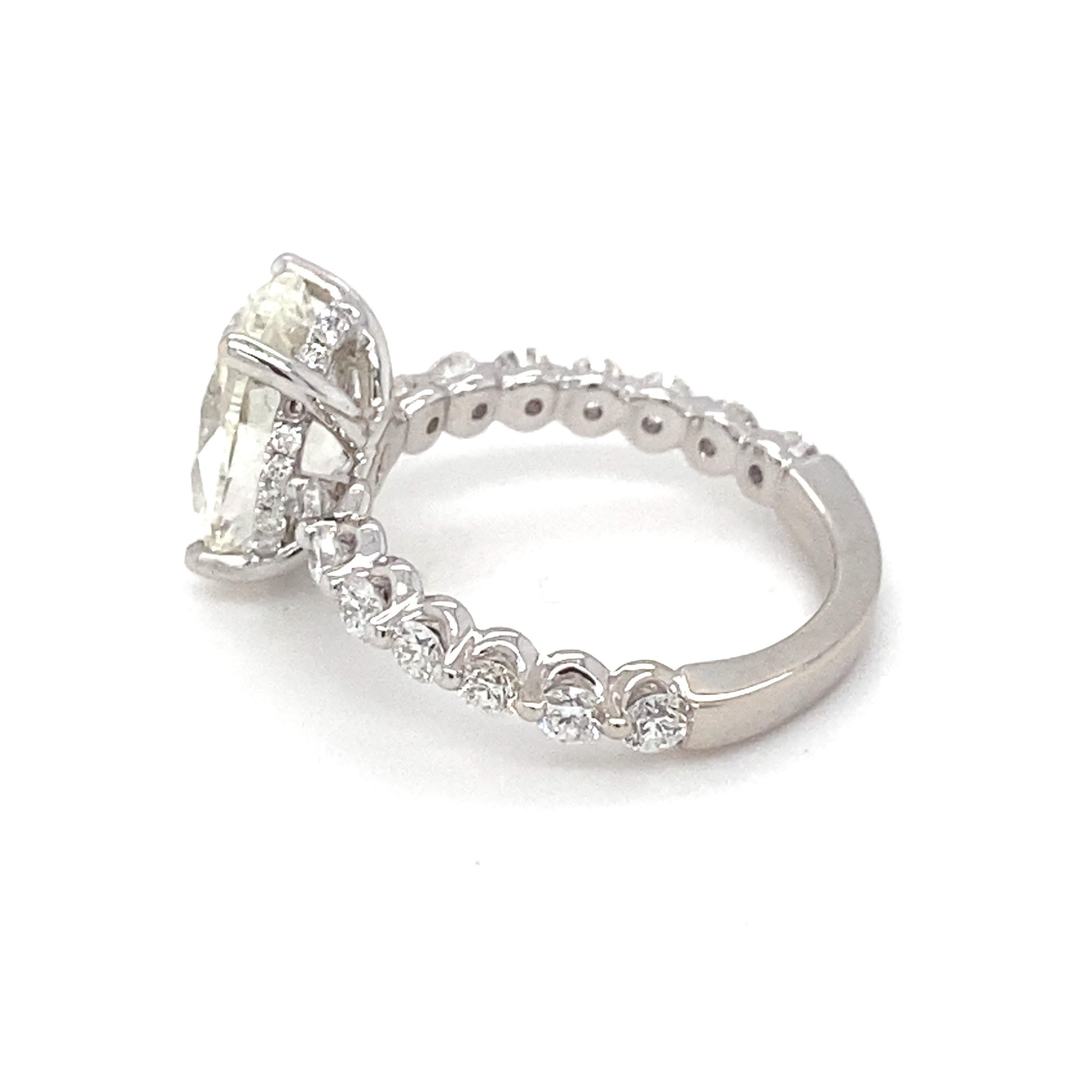 Bague de fiançailles en or blanc avec diamant ovale certifié GIA de 4,03 carats en vente 8