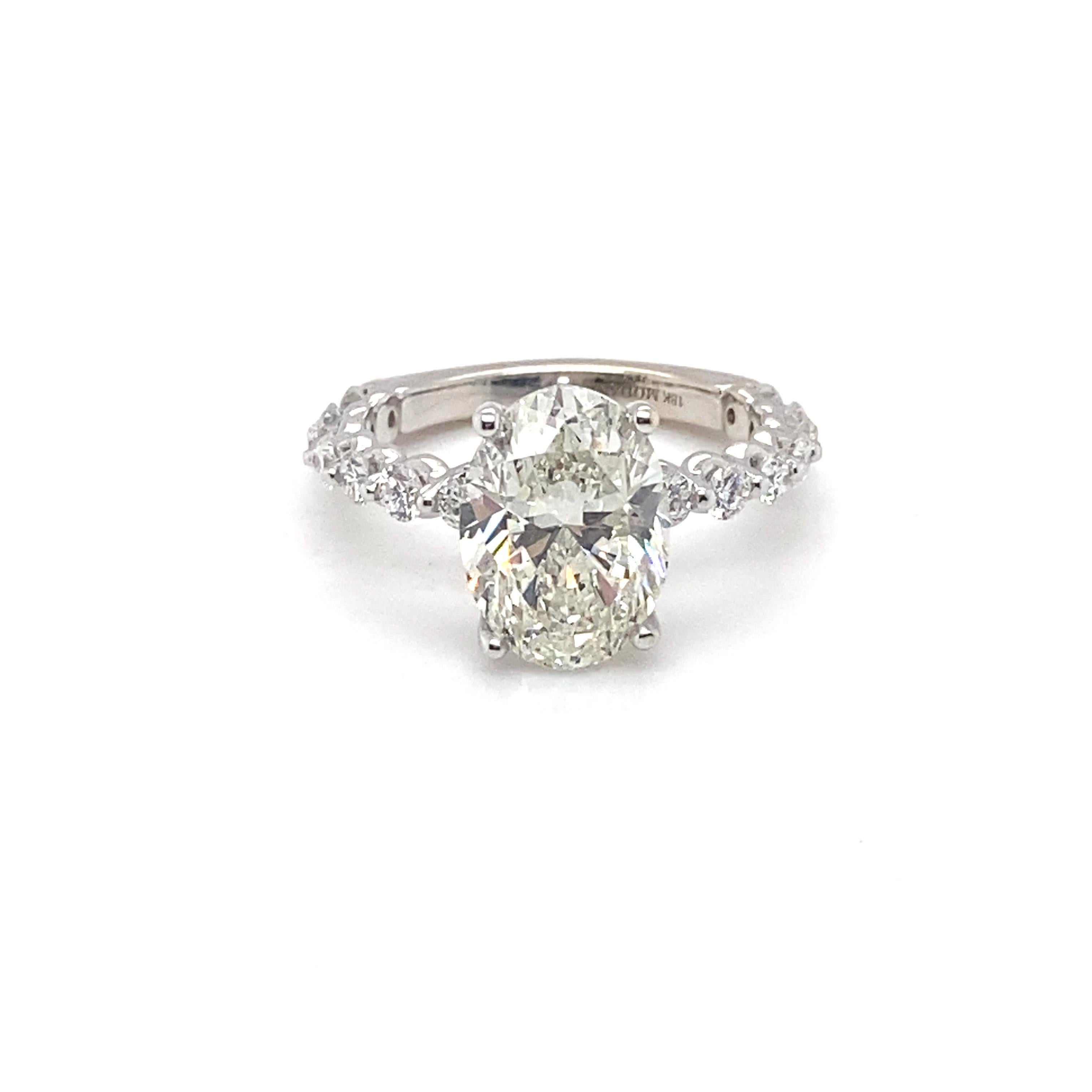 Este magnífico anillo ostenta un diamante ovalado de 4,03 quilates certificado por el GIA, engastado en garras con diamantes de acento en la banda. Cada detalle se ha tenido en cuenta y se ha perfeccionado para satisfacer tus expectativas y que sea