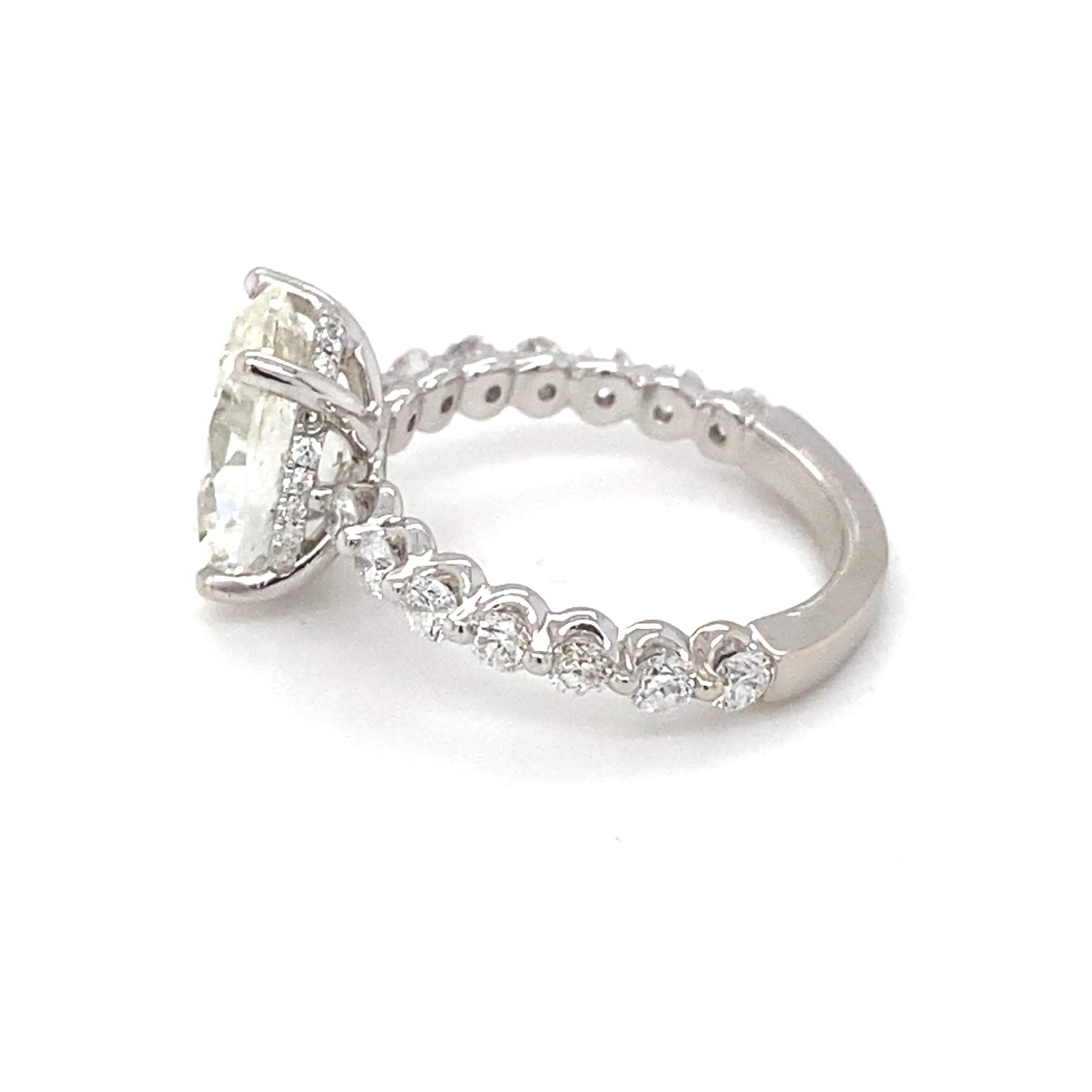 Artisan Bague de fiançailles en or blanc avec diamant ovale certifié GIA de 4,03 carats en vente
