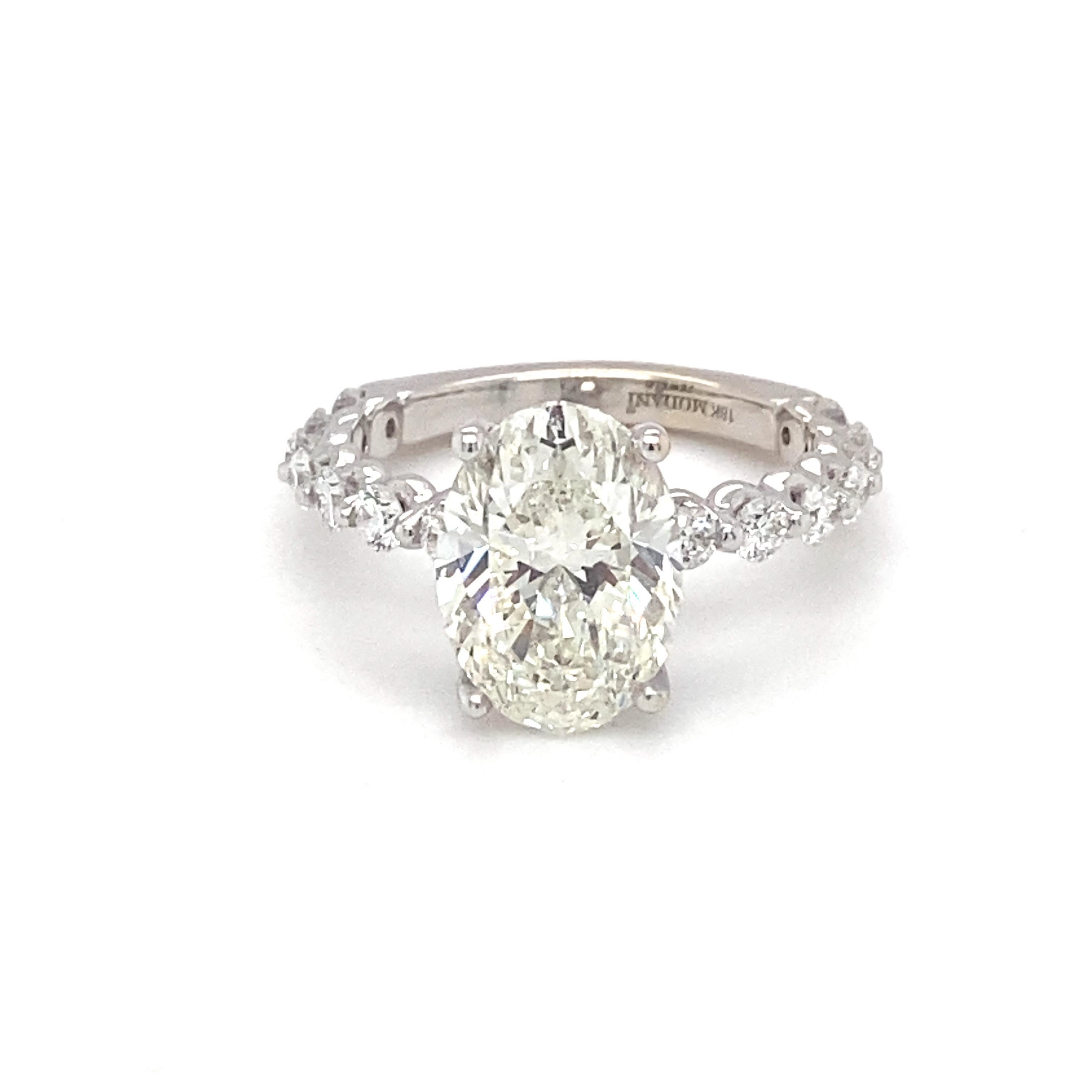 Bague de fiançailles en or blanc avec diamant ovale certifié GIA de 4,03 carats en vente 2