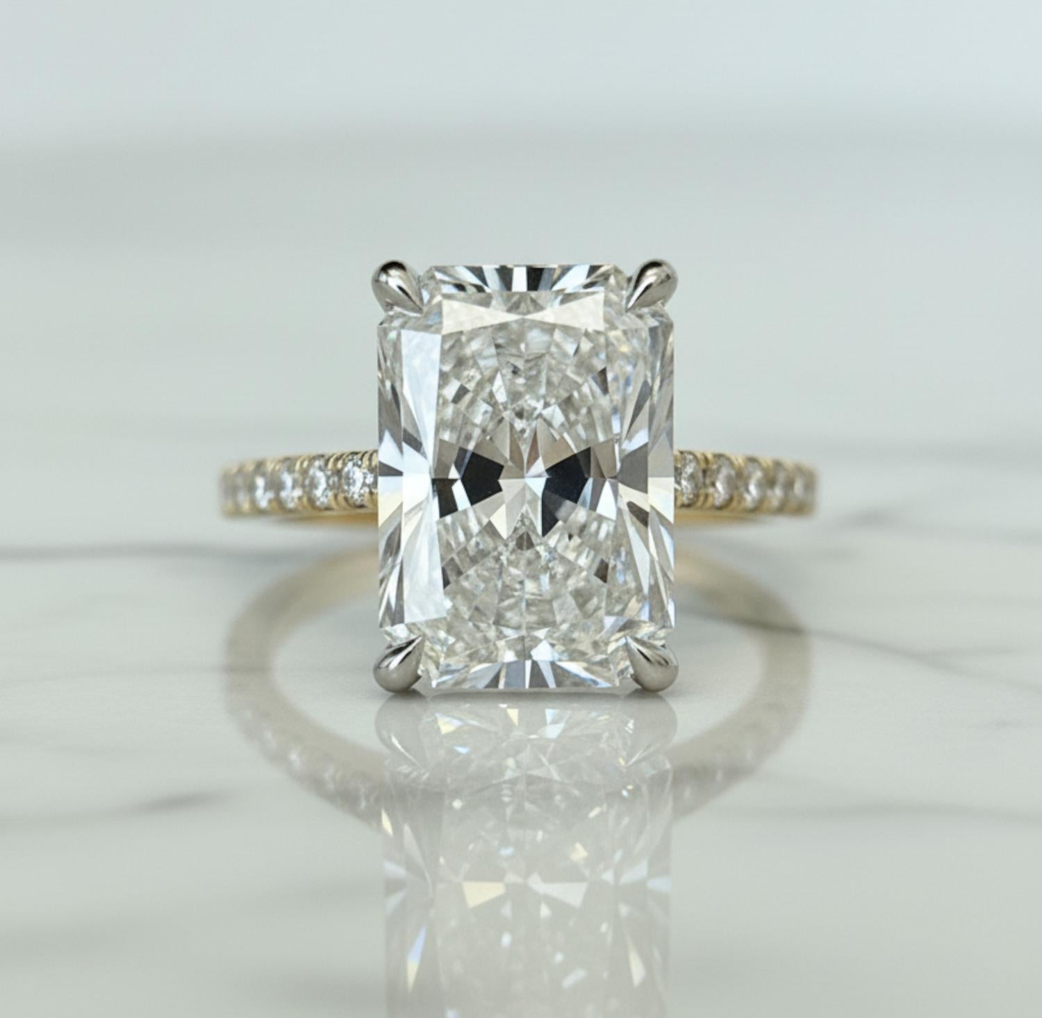 Contemporain Bague de fiançailles en diamant certifié GIA de 4,03 carats à taille rayonnante (couleur H, VS2 Clari... en vente