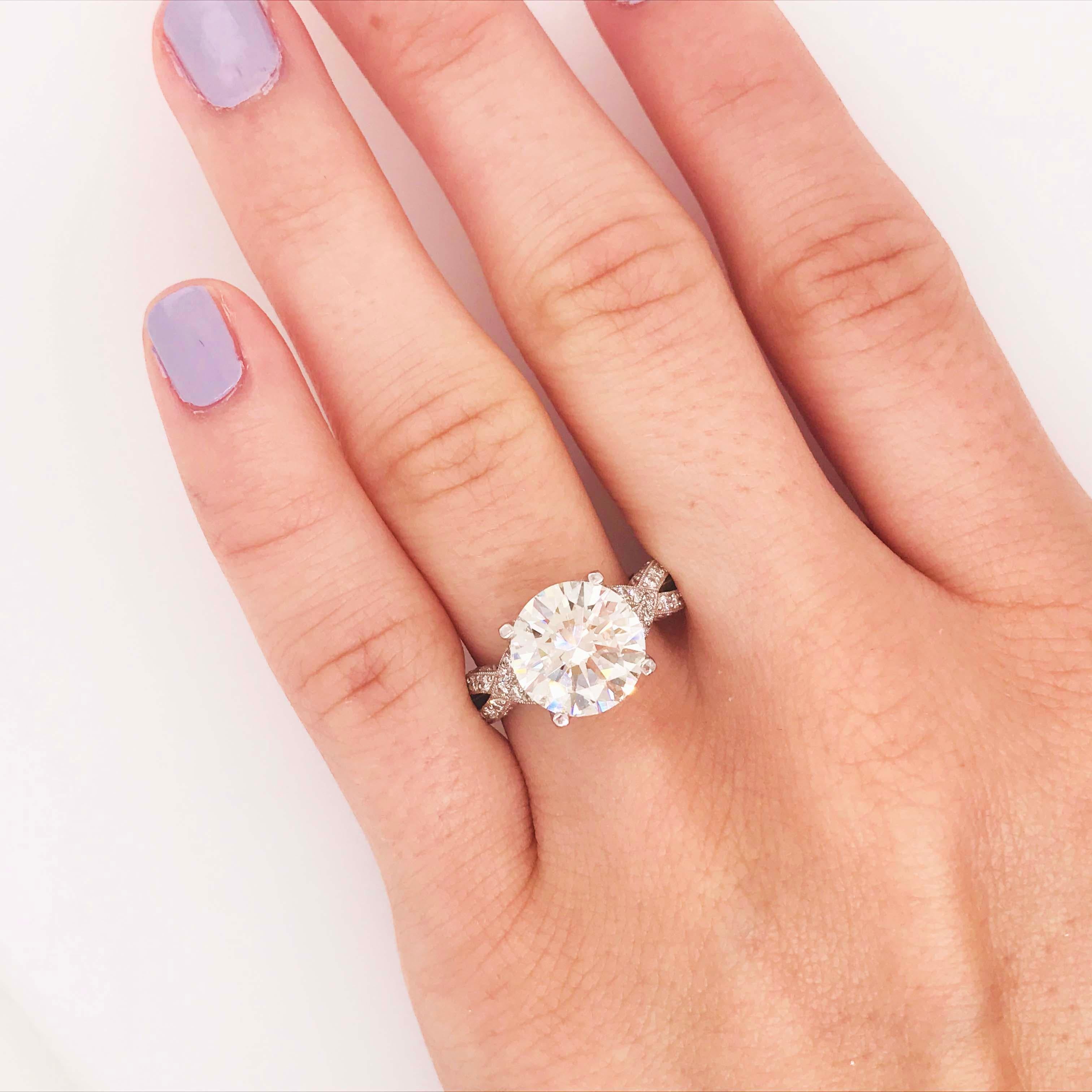 Dieser Tacori Royal T Ring aus Platin und Diamanten ist eine Ikone!  Es hat eine wunderschöne runde Brillantschliff natürlichen Diamanten, die 4,00 Karat wiegt.  Der Tacori Royal T hat ein Unendlichkeitsdesign auf beiden Seiten des zentralen
