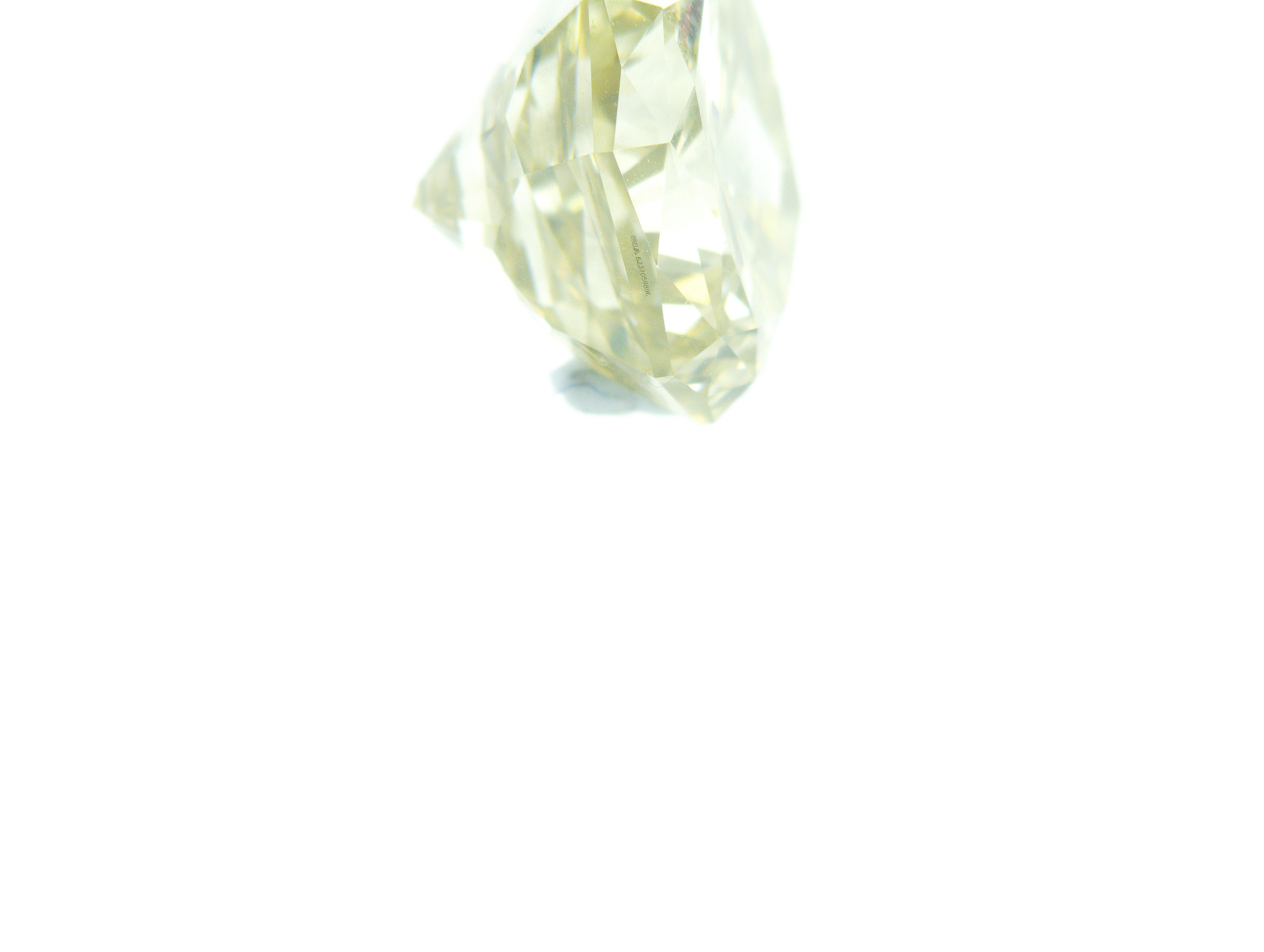 Dieser absolut einzigartige Fancy Dark Greenish Gray Diamant wurde von GIA zertifiziert. Dieser Diamant wurde in unseren Einrichtungen in Dubai geschliffen und poliert. Die grobe Quelle ist eine Republik Guinea. Dieser Diamant hat eine hervorragende