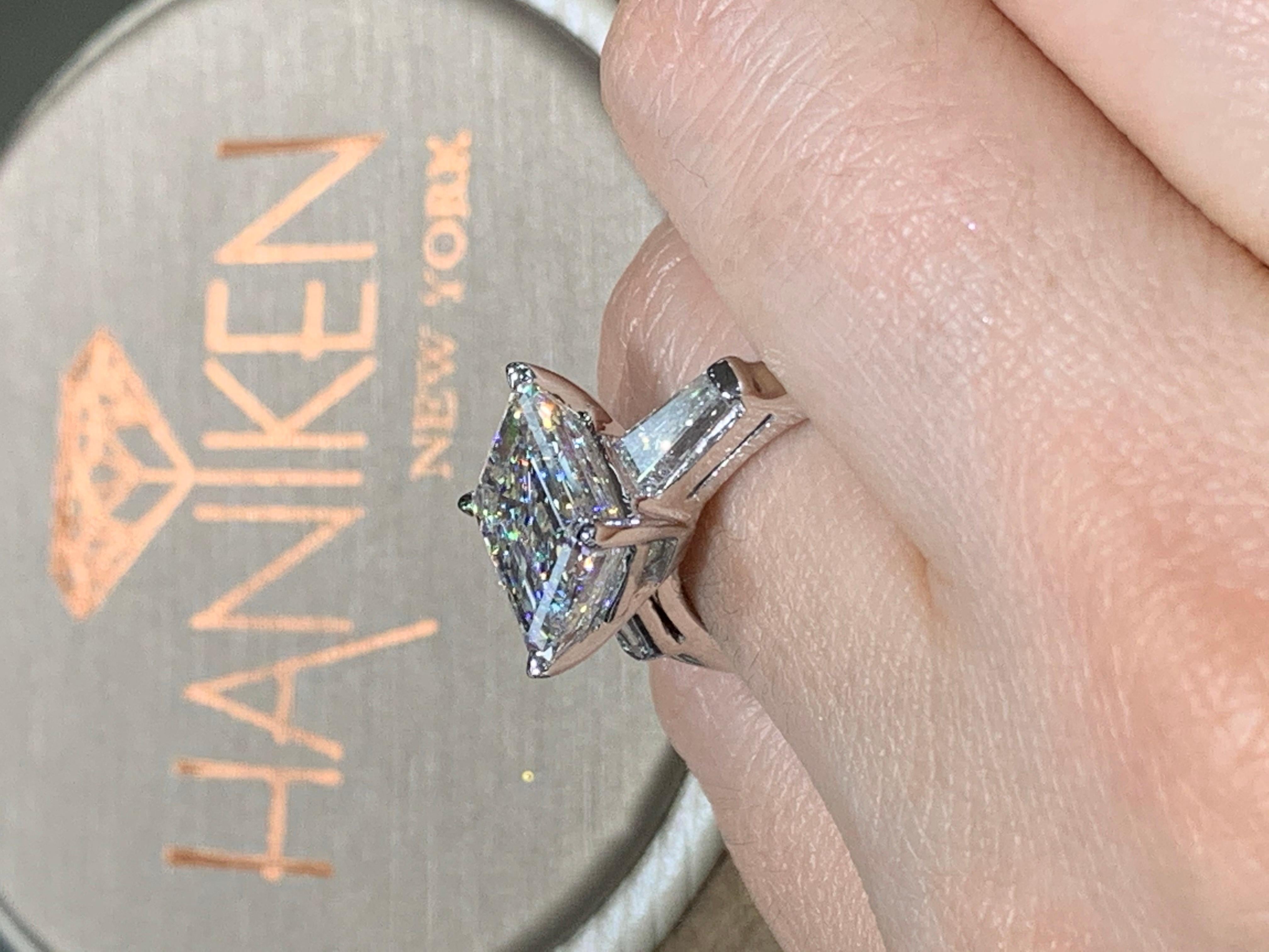 Moderno Anello di fidanzamento in platino con diamante taglio smeraldo certificato GIA da 4,03 carati