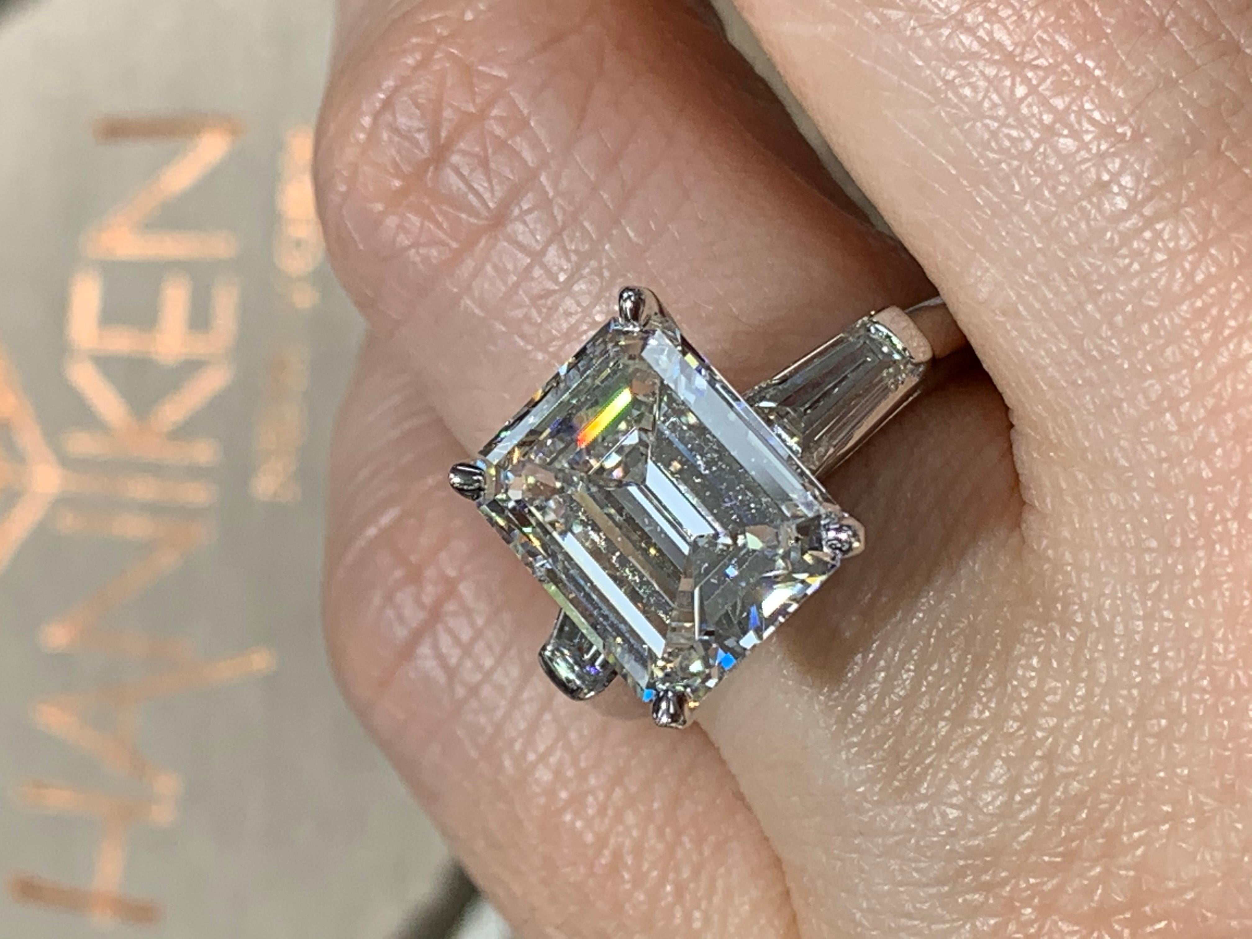 Anello di fidanzamento in platino con diamante taglio smeraldo certificato GIA da 4,03 carati In condizioni Nuovo a New York, NY