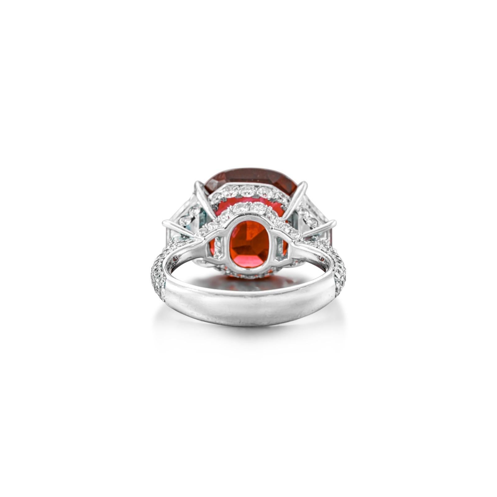 Anello con diamante rubino non riscaldato certificato GIA da 4,04 carati, un vero capolavoro che mette in mostra una squisita maestria ed eleganza senza tempo. Questo splendido anello presenta un radioso rubino con taglio a cuscino incastonato nel