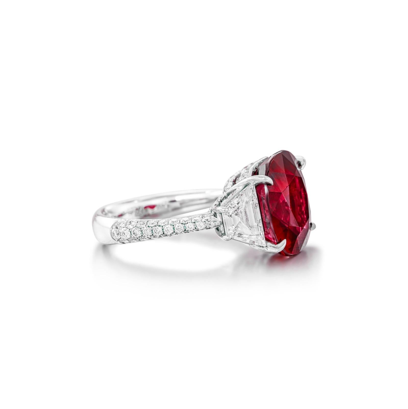 Contemporaneo Anello con diamante di rubino non riscaldato certificato GIA da 4,04 carati a cuscino in vendita