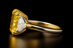 Anello di diamanti a cuscino certificato GIA da 4.04 carati Fancy Yellow senza difetti interni