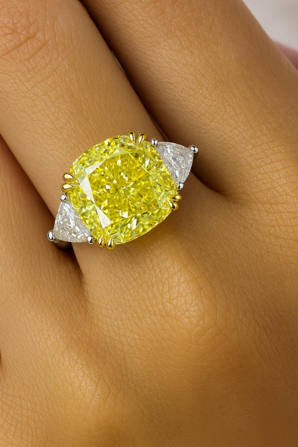 Contemporain GIA Certified 4.04 Carat Fancy Yellow Internally Flawless Cushion Diamond Ring en vente