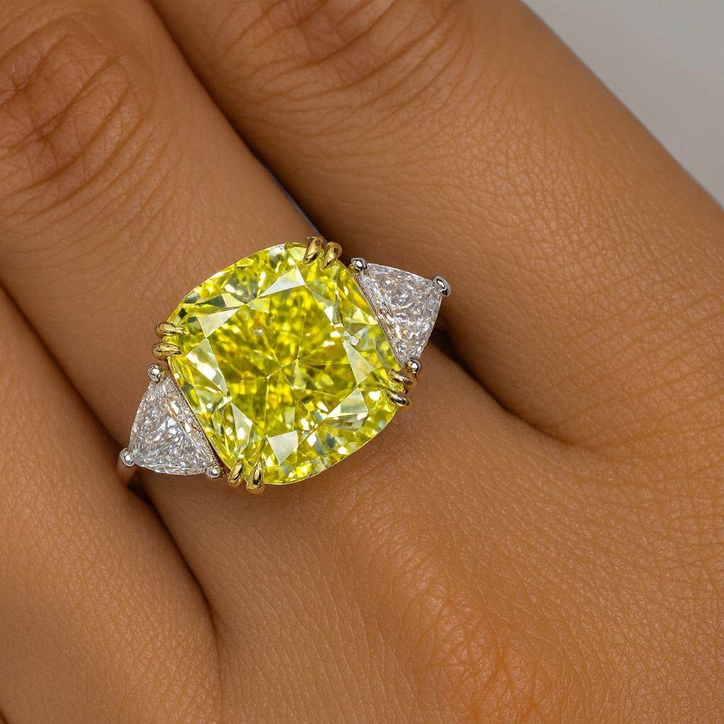 Taille coussin GIA Certified 4.04 Carat Fancy Yellow Internally Flawless Cushion Diamond Ring en vente