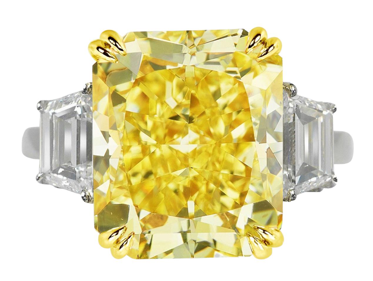 Anello con diamante a taglio radiante certificato GIA da 4,04 carati giallo VS1
Con diamanti laterali trapezoidali incastonati in platino e oro giallo 18 carati

Questo splendido anello presenta un diamante Fancy Yellow da 4,04 carati certificato