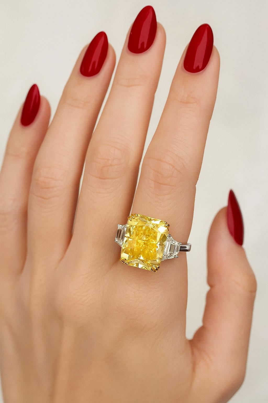 Taglio radiant Anello con diamante a taglio radiante certificato GIA da 4,04 carati giallo VS1 in vendita