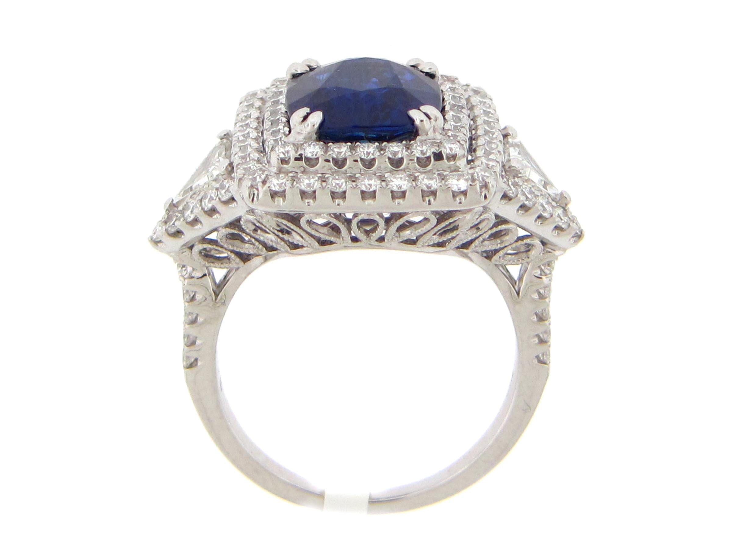 Women's GIA Certified 4.04 Carat Sapphire and Diamond Cocktail Ring For Sale