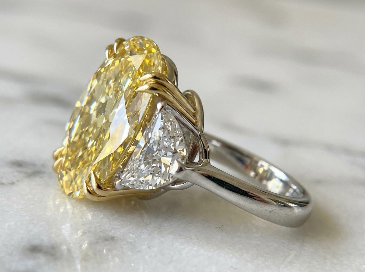 Bague à diamant ovale certifié GIA de 4,05 carats jaune intense VS2 Neuf - En vente à Chicago, IL