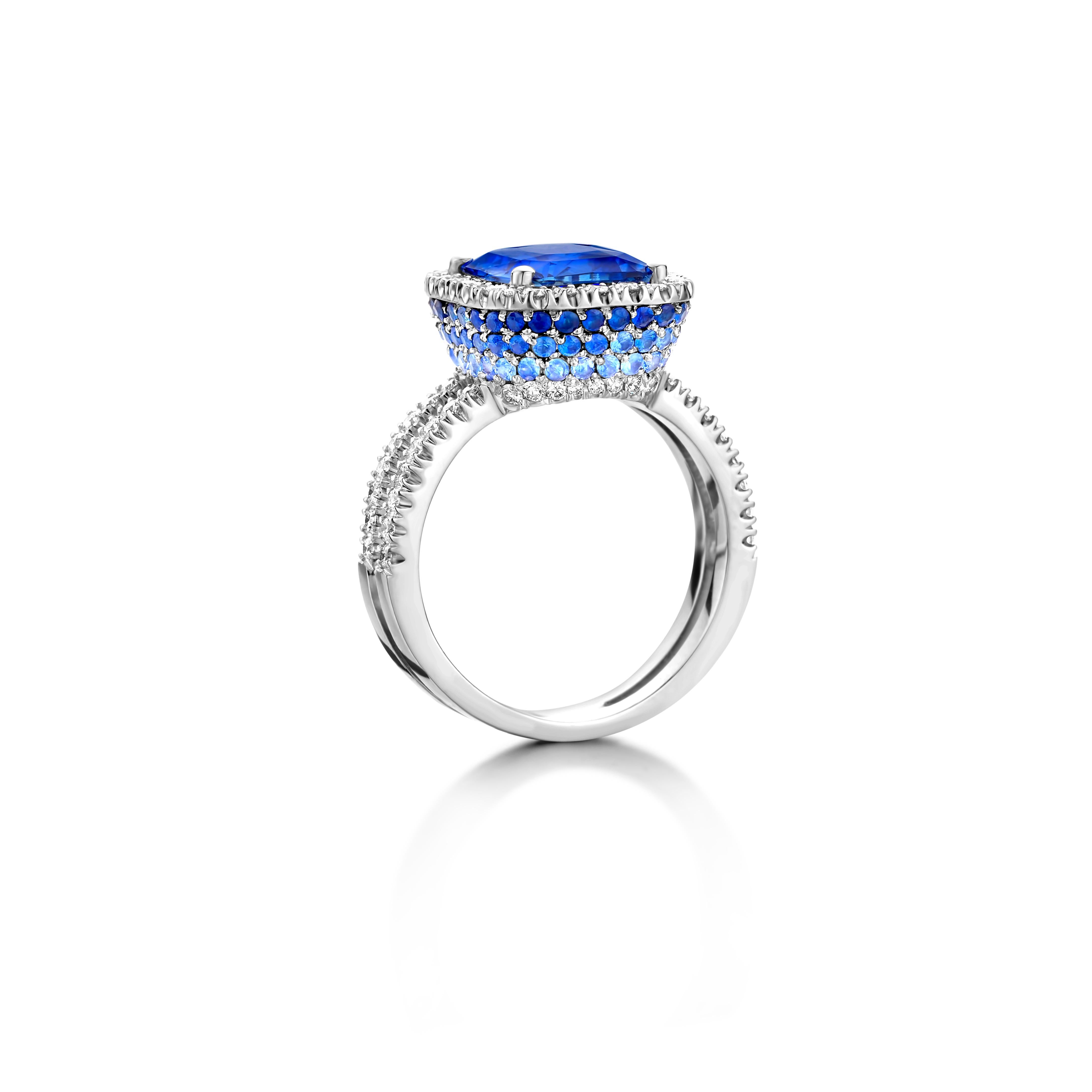One of a kind cocktail ring in 18-Karat white gold (7,5g) set with 1 natural corundum eye clean cushion rectangular unheated cornflower blue sapphire. The sides of the crown are set with dégradé pavé blue sapphires in dark, medium and light tones.