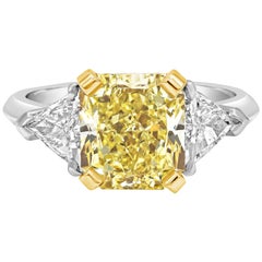 Bague de fiançailles à trois pierres en diamant jaune taille radiant de 4.06 carats certifié GIA