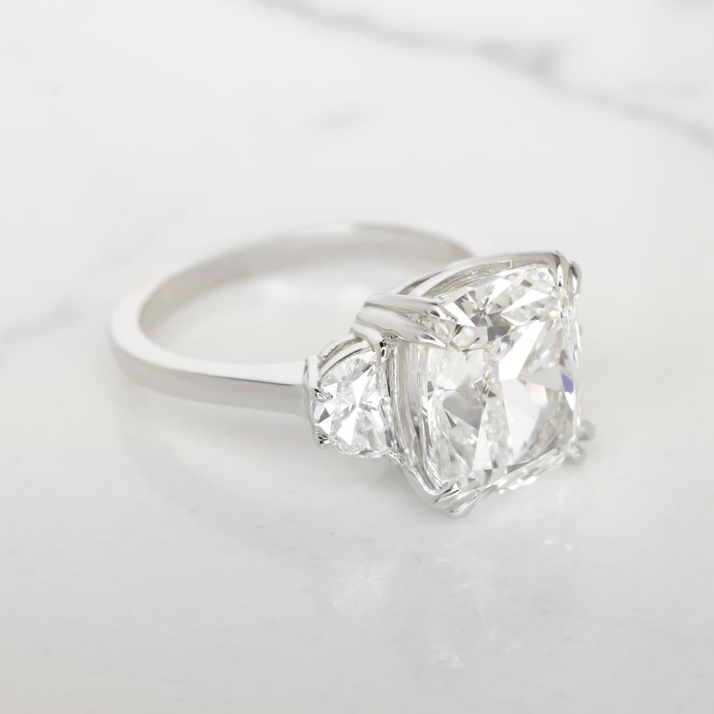 Questo squisito anello sfoggia un diamante brillante modificato a cuscino di 4,06 carati certificato da GIA. La pietra centrale è classificata di colore F e purezza VVS1, per una bellezza quasi incolore e un'eccellente purezza degli occhi. Tagliato