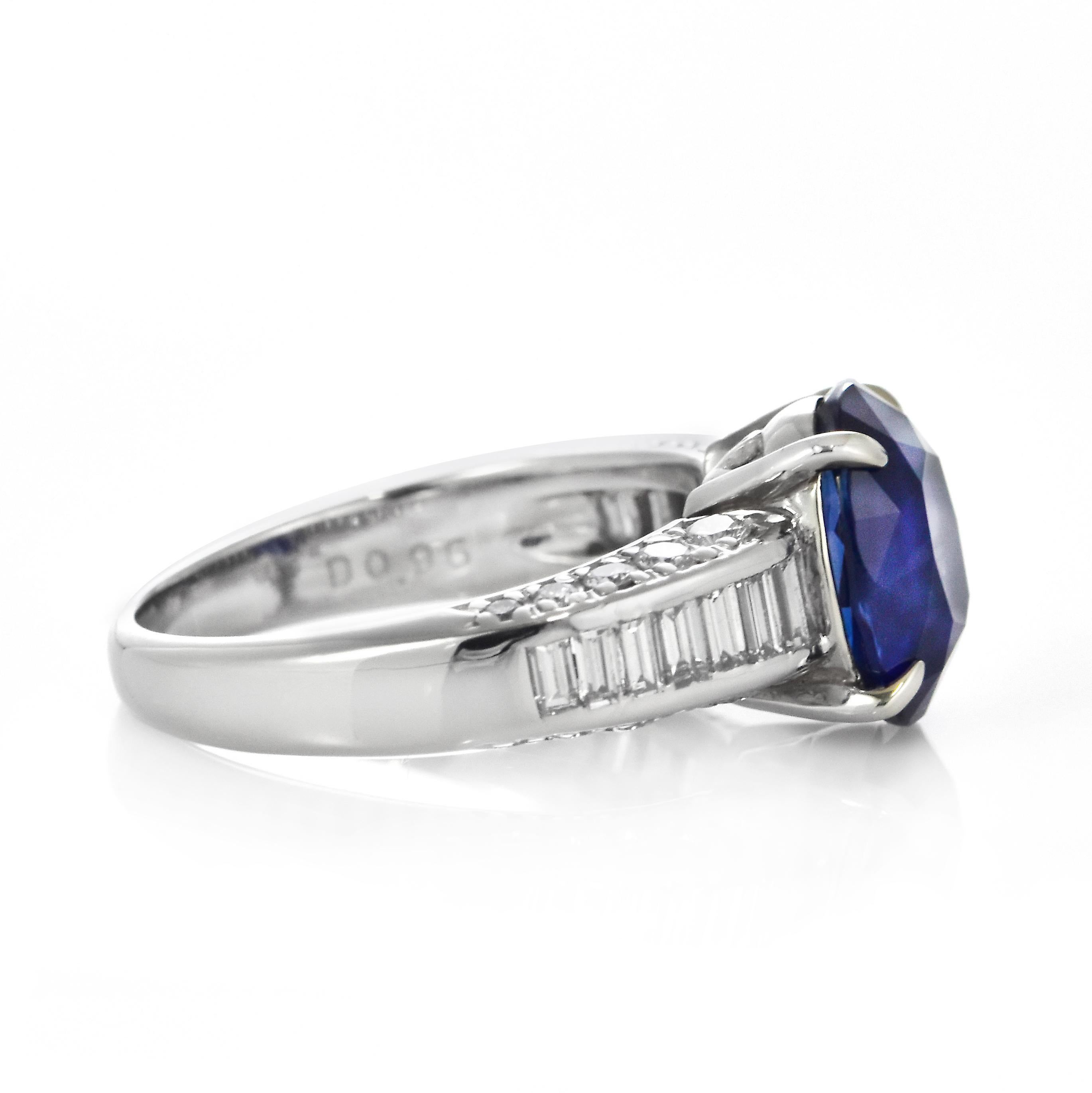 GIA-zertifizierter 4,07 Karat Sri Lankanischer Saphir und Diamantring aus Platin im Angebot 5