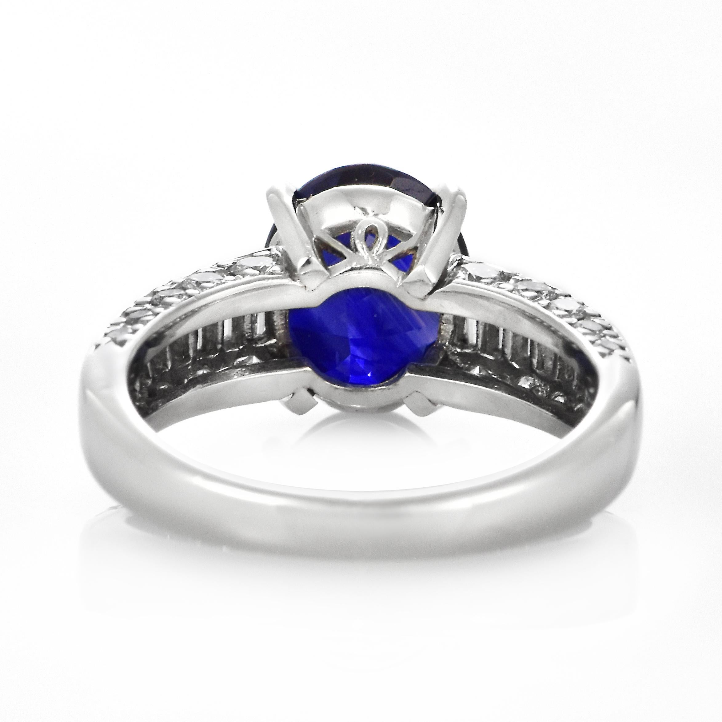 GIA-zertifizierter 4,07 Karat Sri Lankanischer Saphir und Diamantring aus Platin im Angebot 6