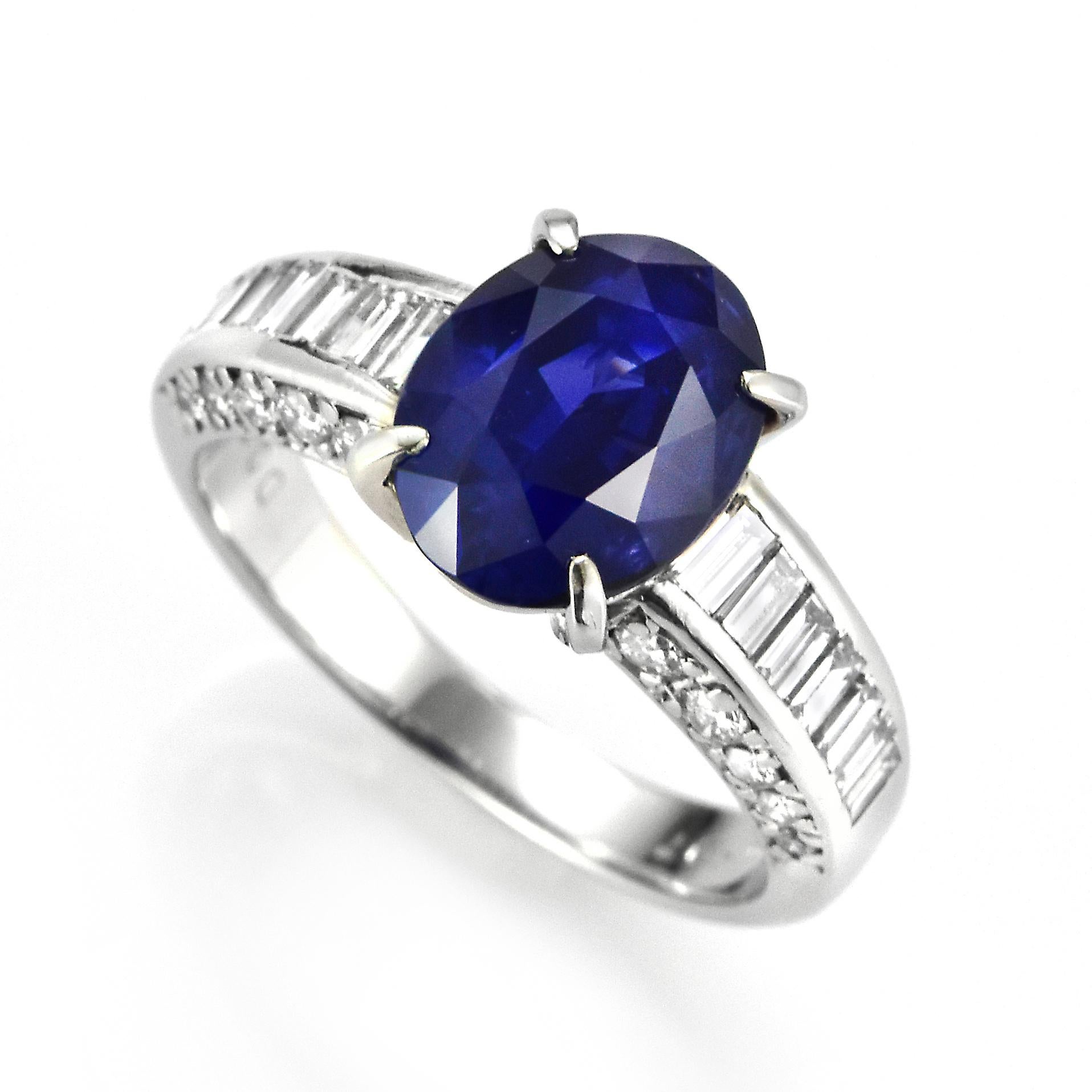 Ein wunderschöner Ring mit einem 4,07 Karat schweren natürlichen Saphir und 0,96 Karat Diamanten in Platin gefasst Saphire haben eine außergewöhnliche Haltbarkeit - sie zeichnen sich durch ihre Härte, Zähigkeit und Langlebigkeit aus, was sie zu