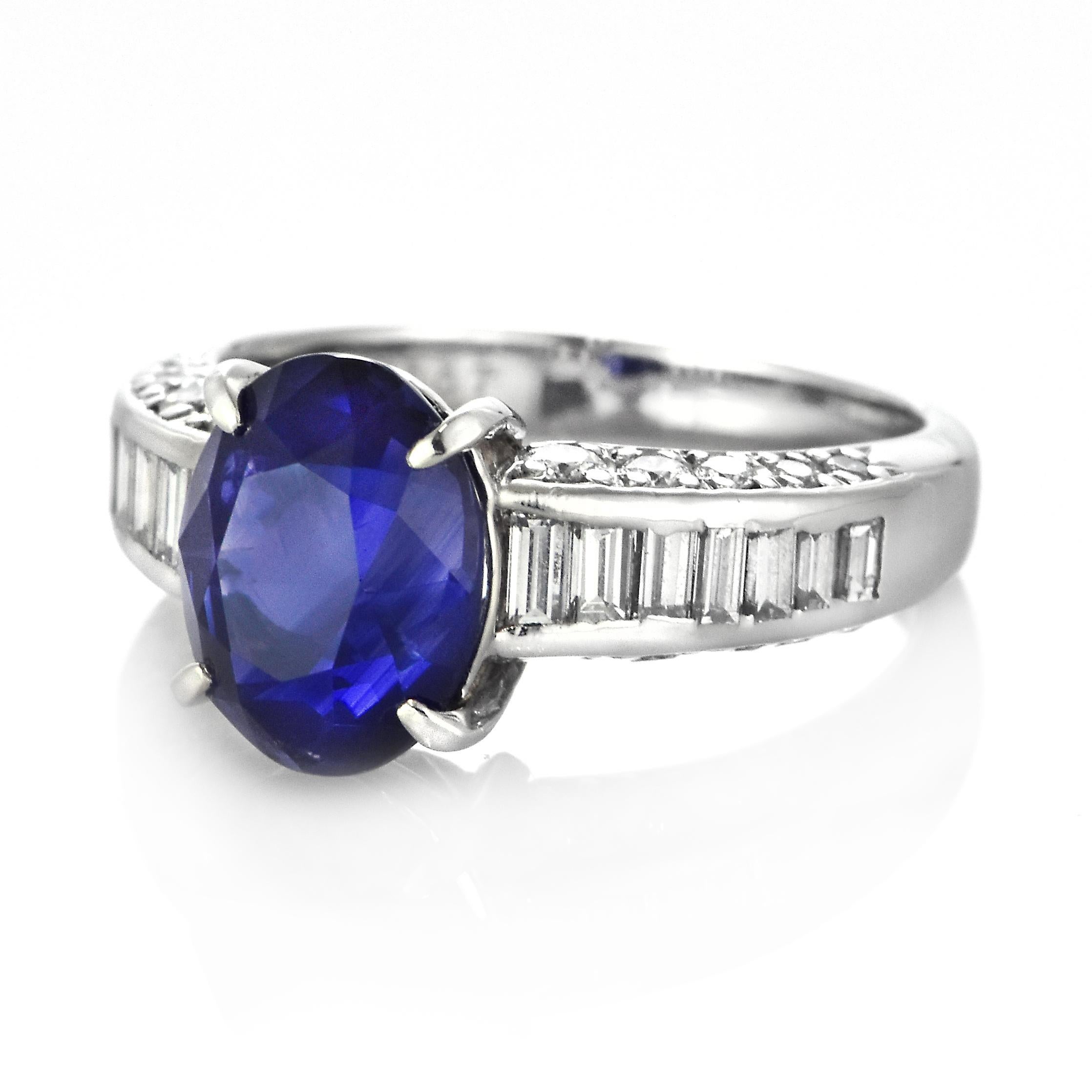 GIA-zertifizierter 4,07 Karat Sri Lankanischer Saphir und Diamantring aus Platin (Moderne) im Angebot