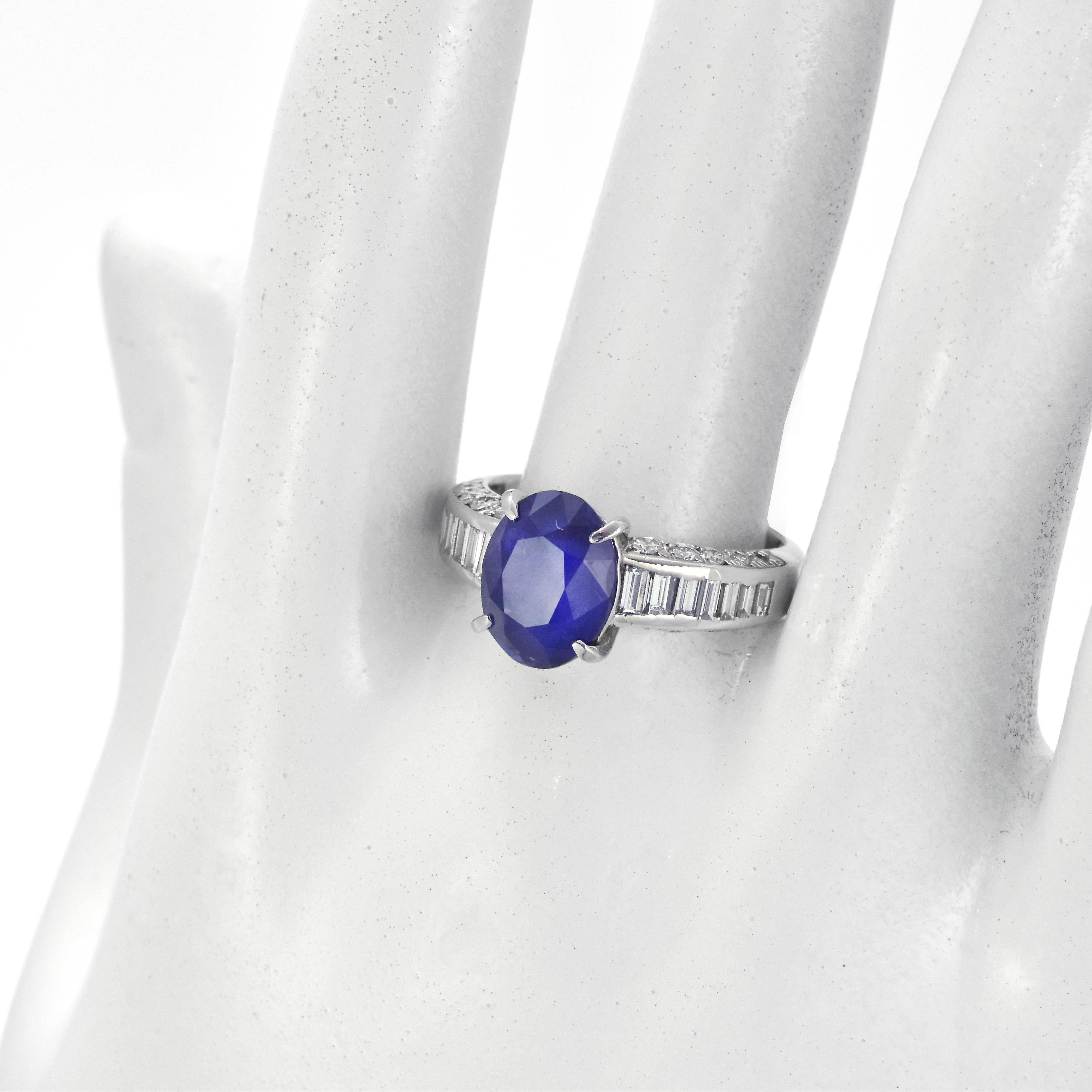 GIA-zertifizierter 4,07 Karat Sri Lankanischer Saphir und Diamantring aus Platin im Zustand „Hervorragend“ im Angebot in Tokyo, JP
