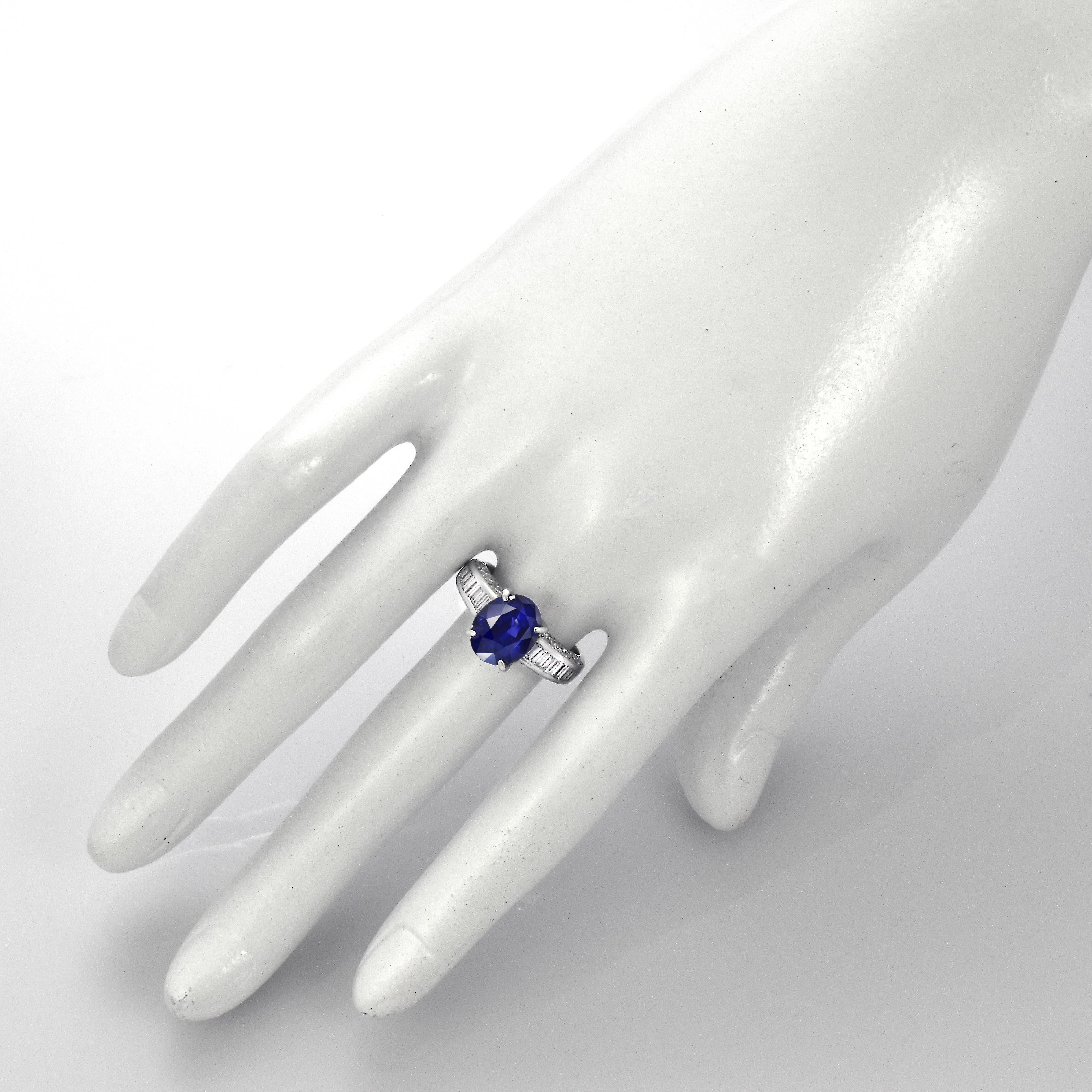 GIA-zertifizierter 4,07 Karat Sri Lankanischer Saphir und Diamantring aus Platin Damen im Angebot