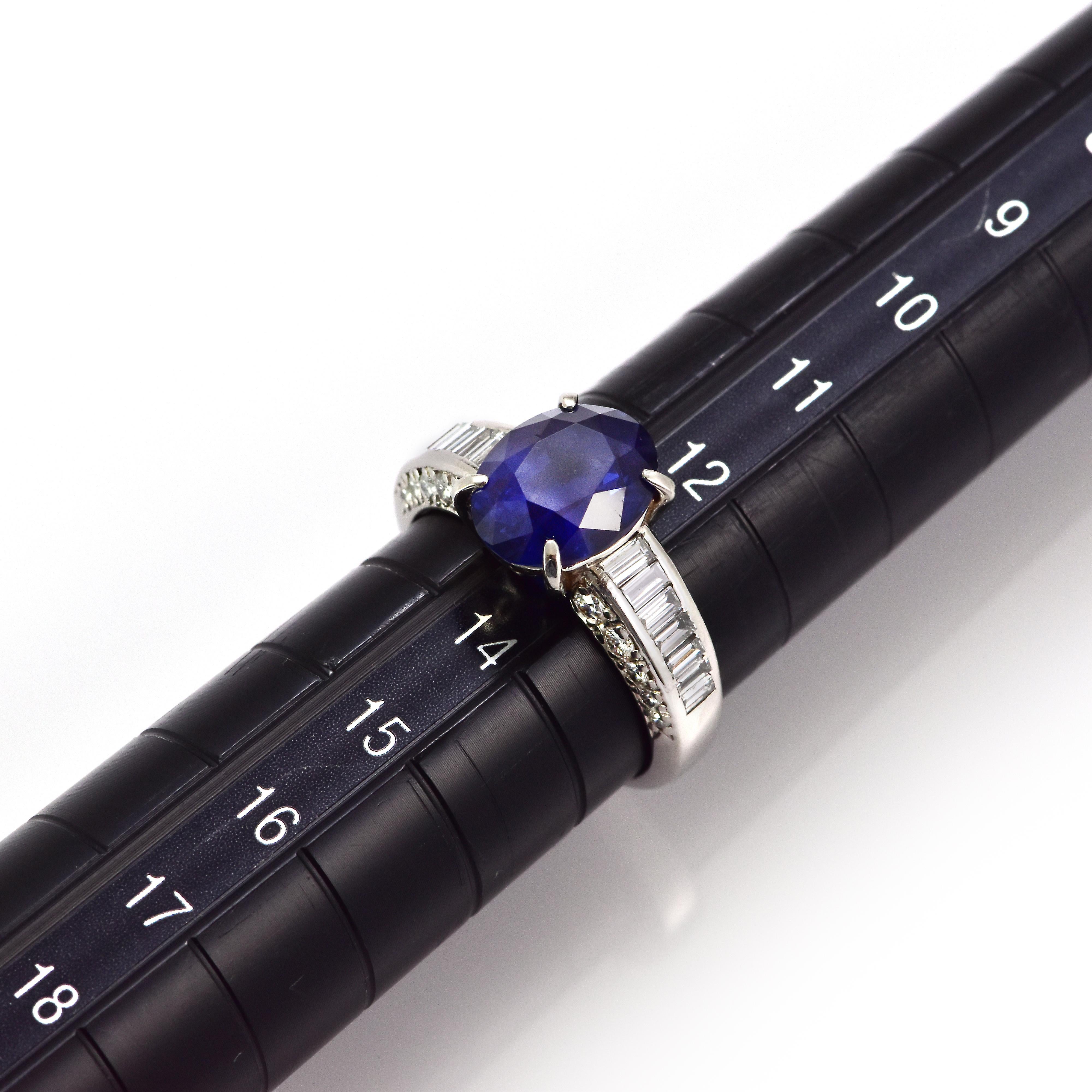 GIA-zertifizierter 4,07 Karat Sri Lankanischer Saphir und Diamantring aus Platin im Angebot 3