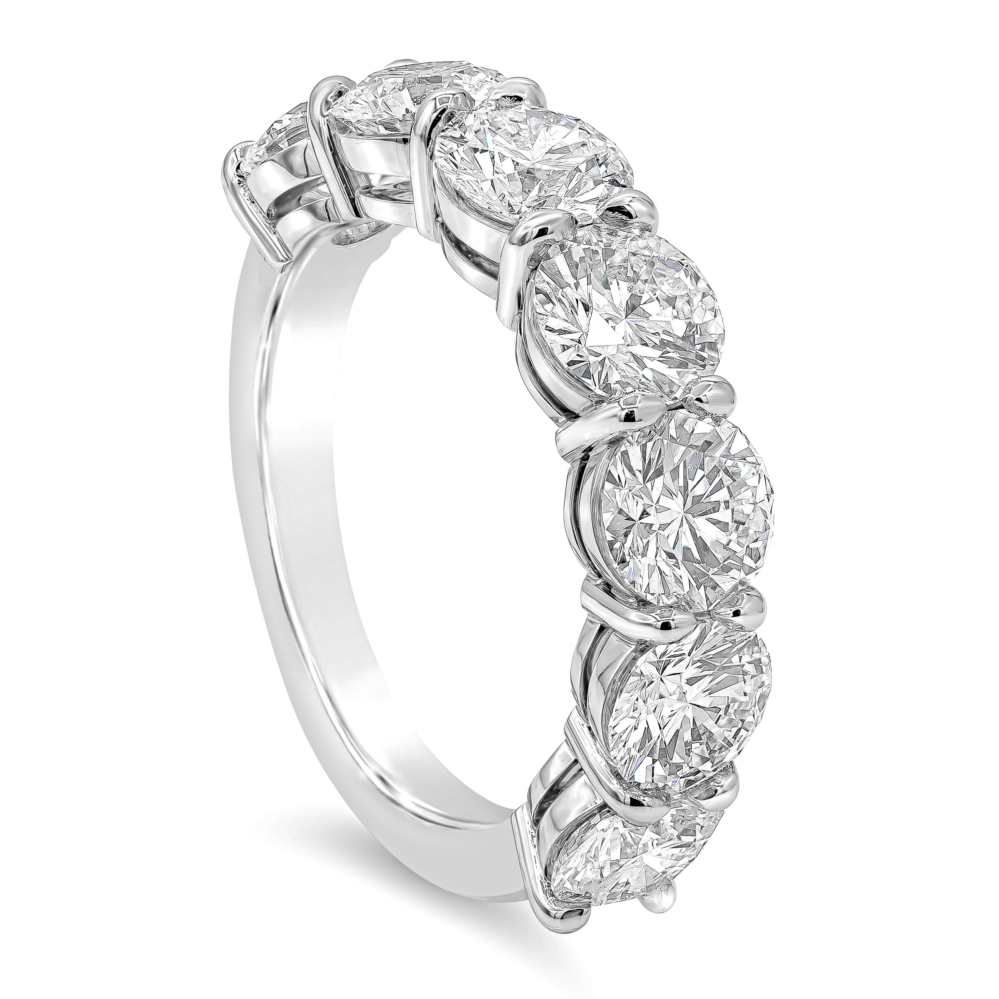 Taille ronde GIA Certified 4.07 Carat Total Round Cut Diamond Seven-Stone Wedding Band Ring (anneau de mariage à sept pierres) en vente