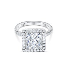 Anello di fidanzamento con pavé aureolato di diamanti taglio principessa certificato GIA da 4,07 carati