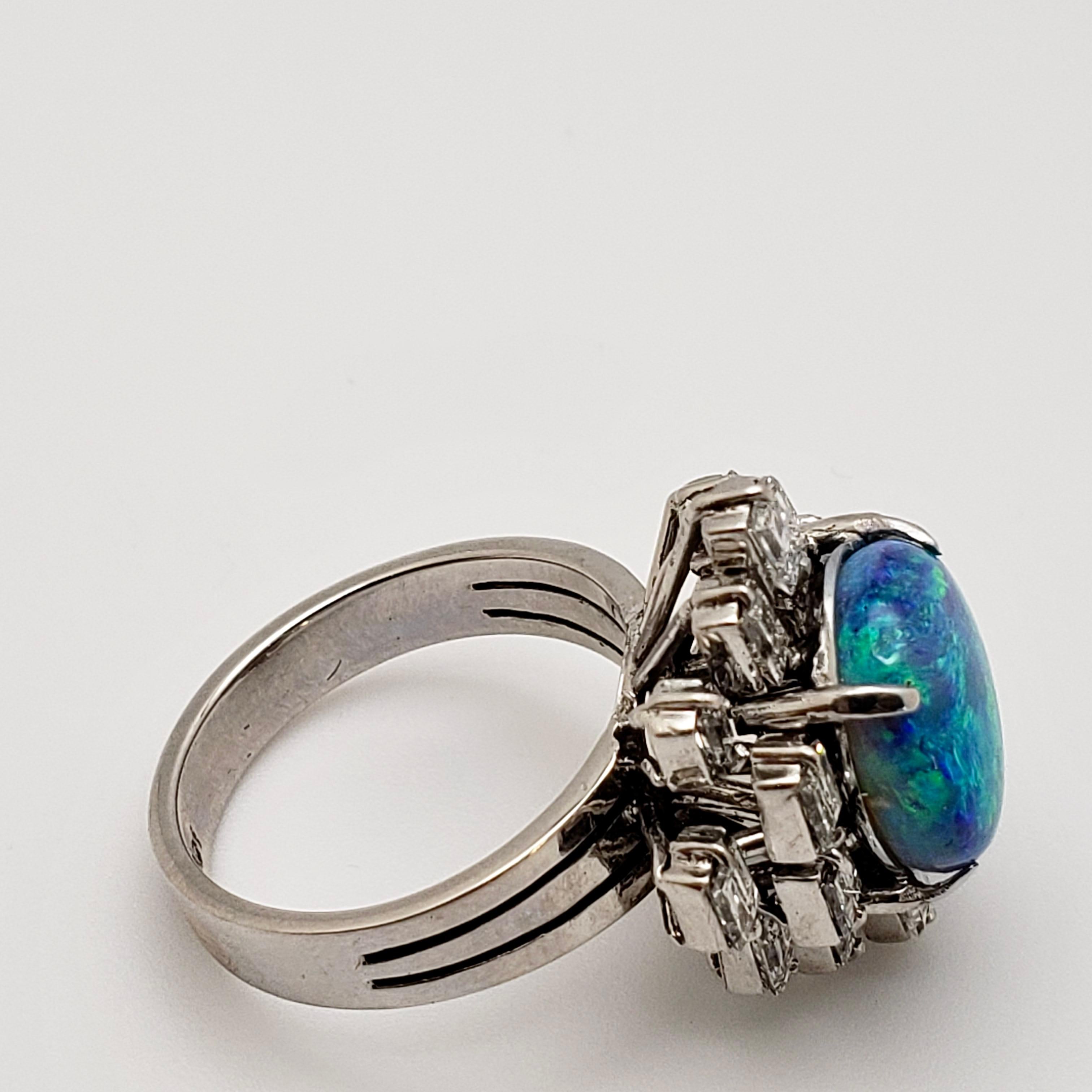 Ein majestätischer Ring aus 14 Karat Weißgold mit natürlichem Opal, begleitet von einem GIA-Zertifikat, Bericht #: 1192097284. Montiert mit einem wunderschönen grauen, ovalen 4,07-CT-Opal, der ein Farbenspiel von Blau über Grün bis hin zu Magenta