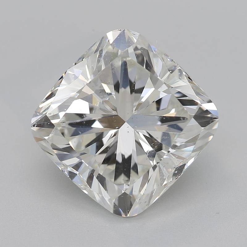 Voici une superbe bague en diamant qui marie admirablement l'élégance à un motif floral unique. Cette pièce présente une captivante pierre centrale sertie, un diamant coussin radiant de 4,07 , avec un I et un SI2 raffinés. L'anneau est