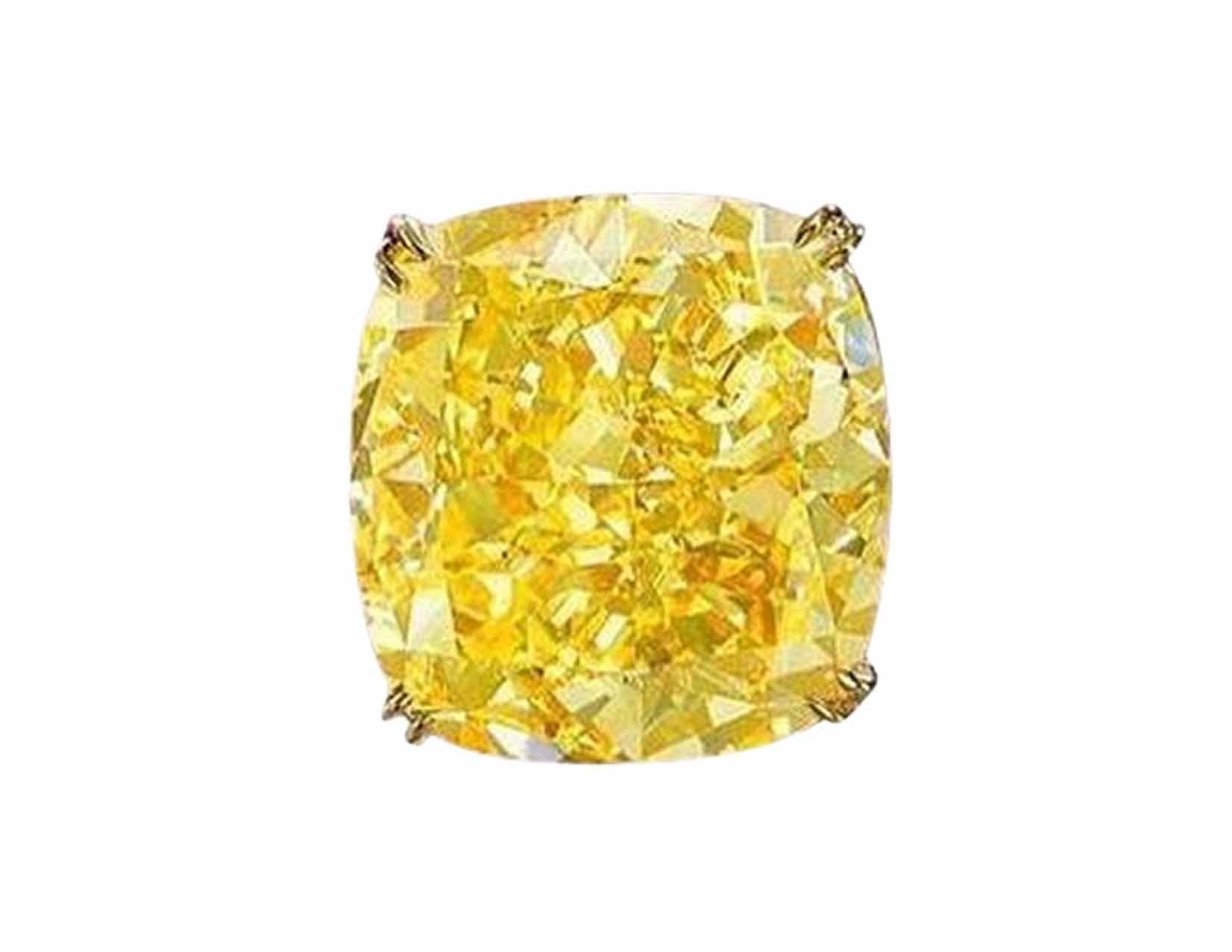 Ces élégantes boucles d'oreilles sont ornées d'un total de 4 carats de diamants de taille coussin certifiés par la GIA, sertis dans un riche or jaune 18 carats. 

Chaque boucle d'oreille met en valeur un diamant jaune fantaisie de 1,50 carat,