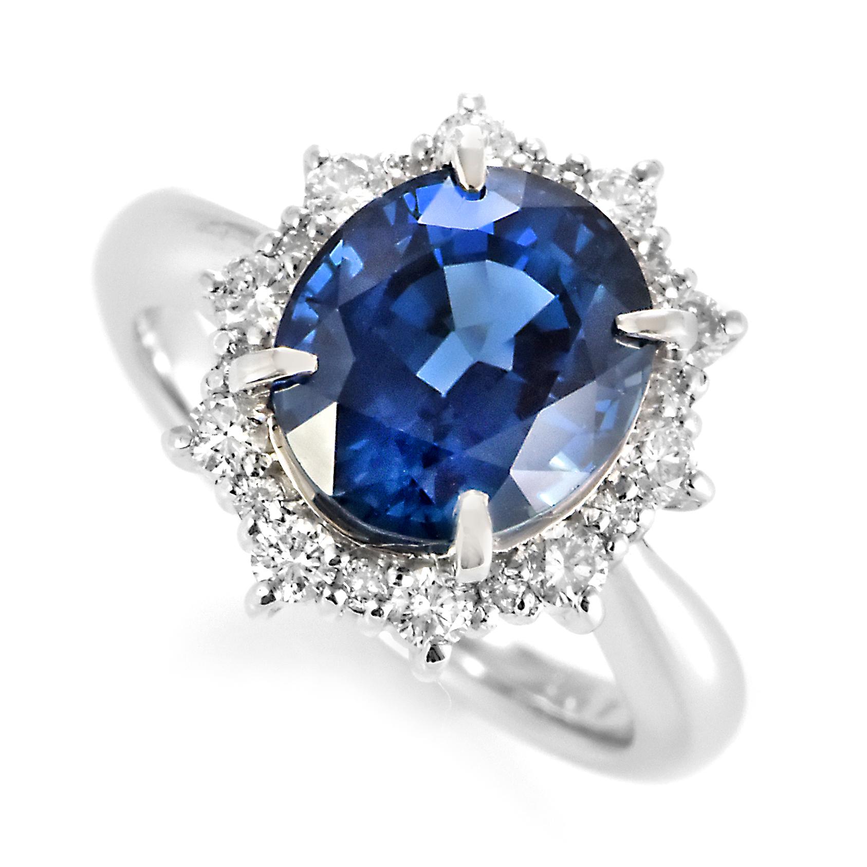 Ein wunderschöner Ring mit einem GIA-zertifizierten 4,08 Karat natürlichen, nicht erhitzten Saphir und 0,38 Karat natürlichen Diamanten in Platin gefasst. Saphire haben eine außergewöhnliche Haltbarkeit - sie zeichnen sich durch Härte, Zähigkeit und