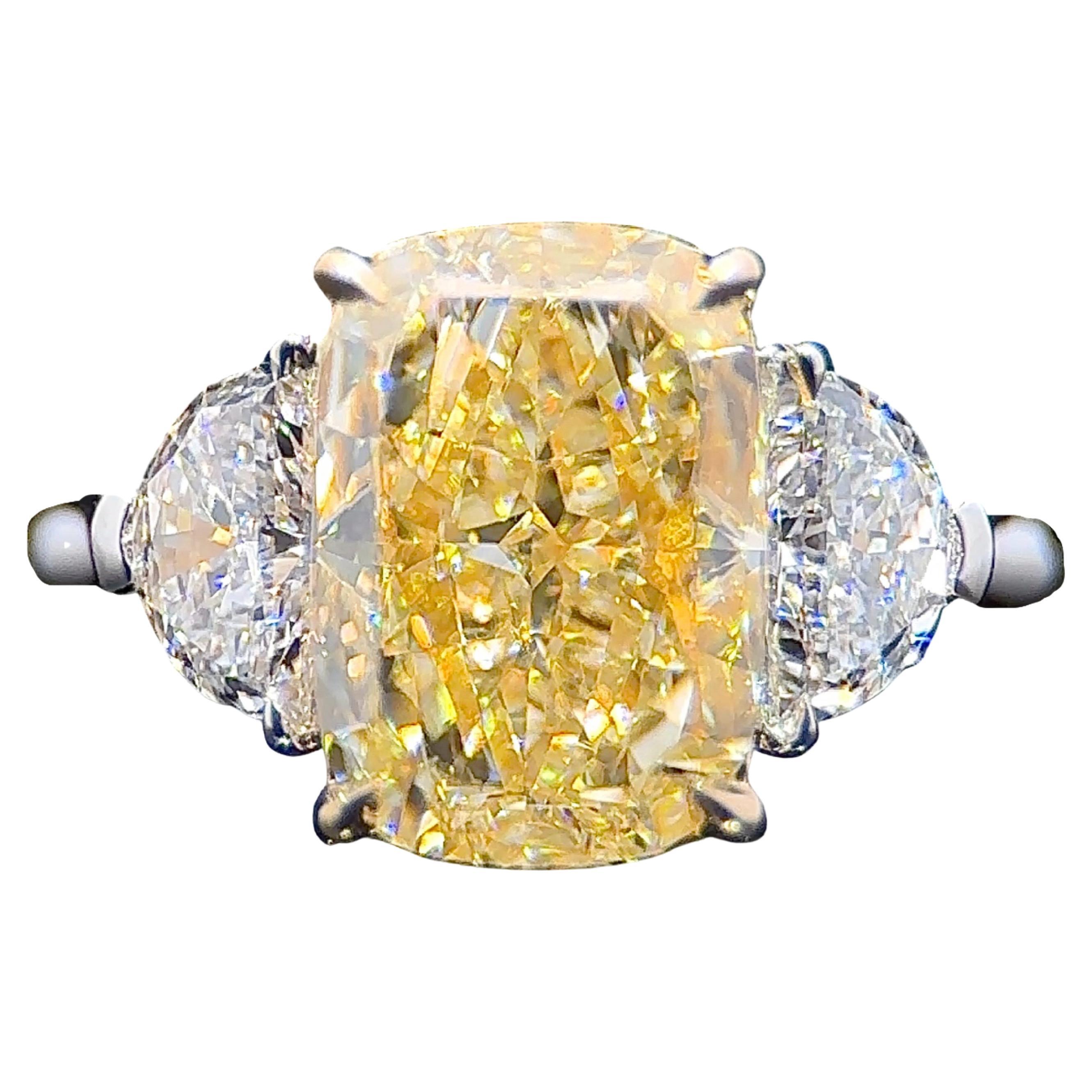Anillo de tres piedras con diamante amarillo talla cojín alargado de 4,09 quilates certificado por GIA