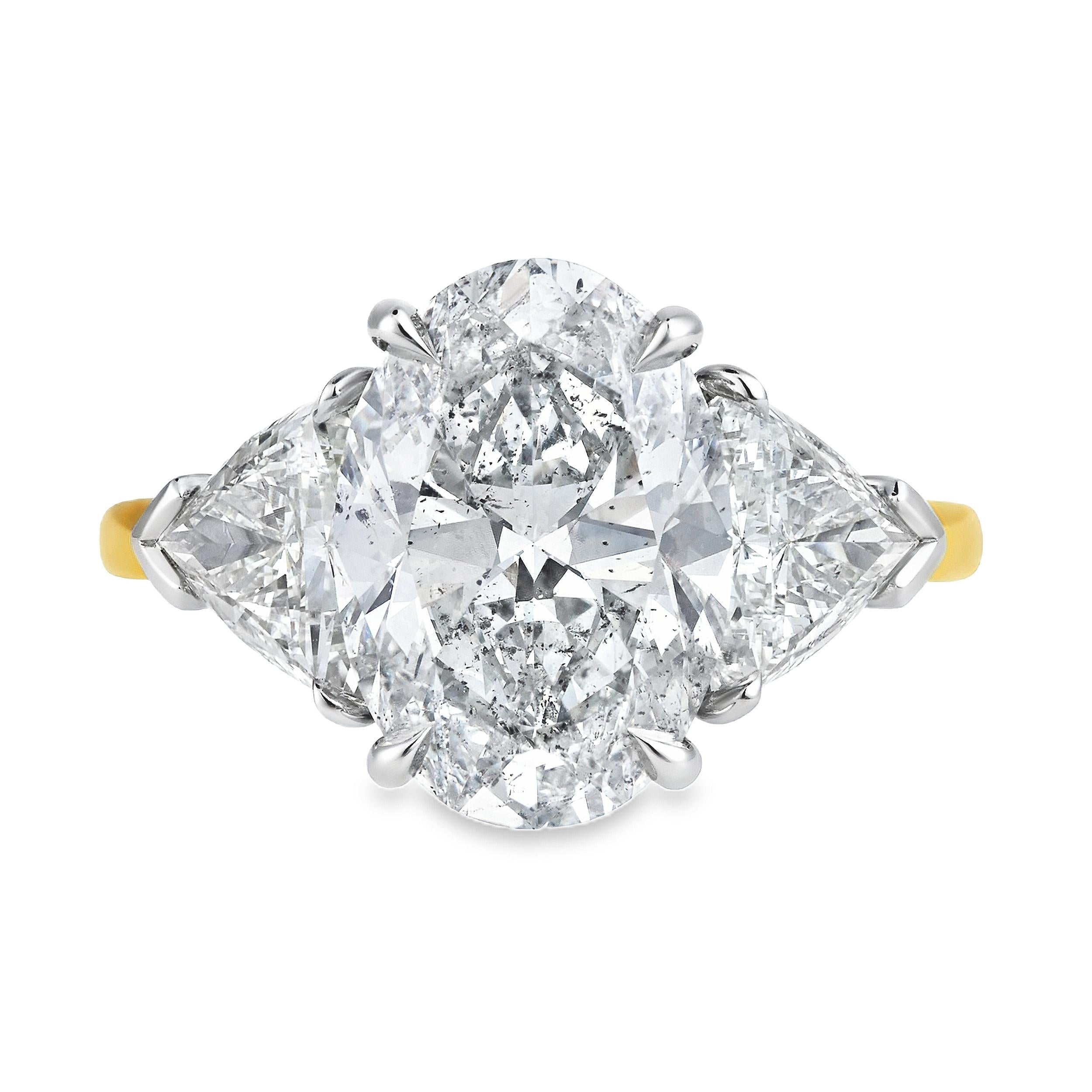 Contemporaneo Anello di fidanzamento a tre pietre con diamante taglio ovale certificato GIA da 4.09 carati in vendita