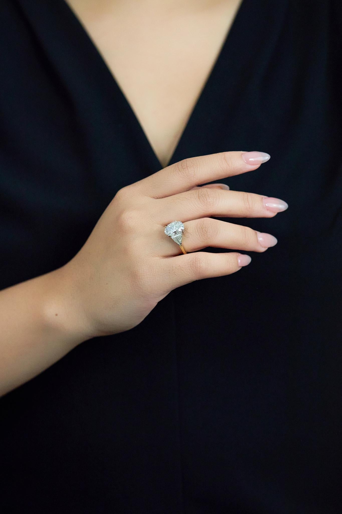 Taglio ovale Anello di fidanzamento a tre pietre con diamante taglio ovale certificato GIA da 4.09 carati in vendita