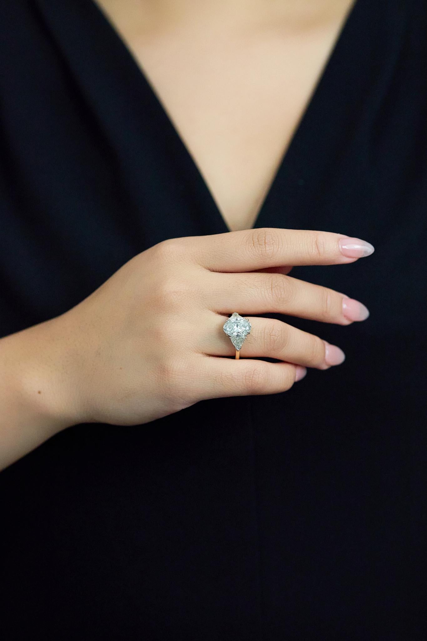 Anello di fidanzamento a tre pietre con diamante taglio ovale certificato GIA da 4.09 carati In condizioni Nuovo in vendita a New York, NY