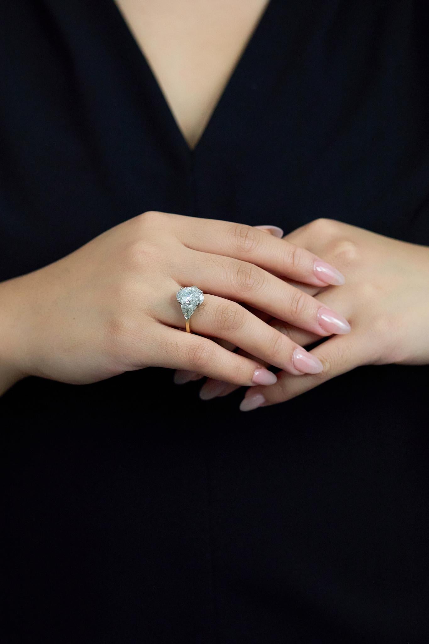 Donna Anello di fidanzamento a tre pietre con diamante taglio ovale certificato GIA da 4.09 carati in vendita