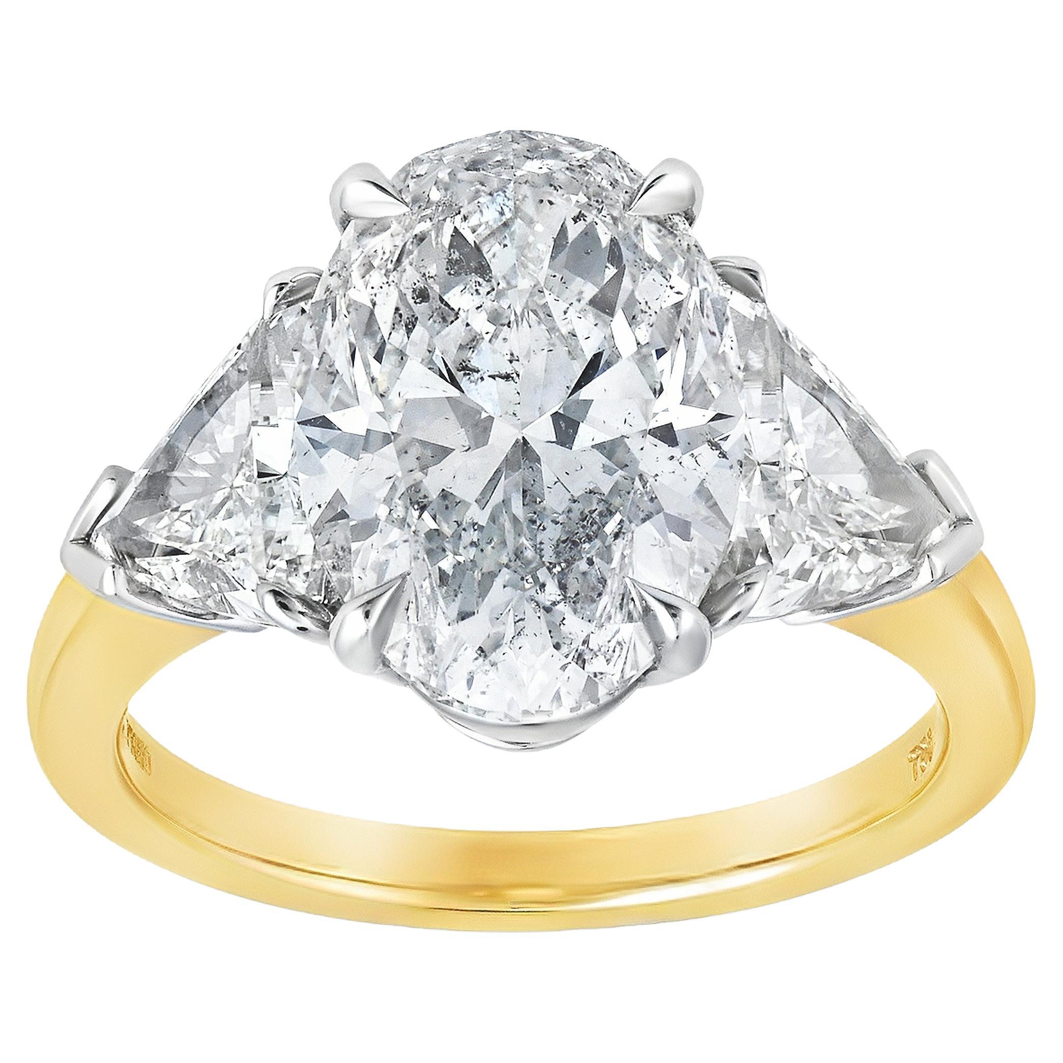 Anello di fidanzamento a tre pietre con diamante taglio ovale certificato GIA da 4.09 carati in vendita