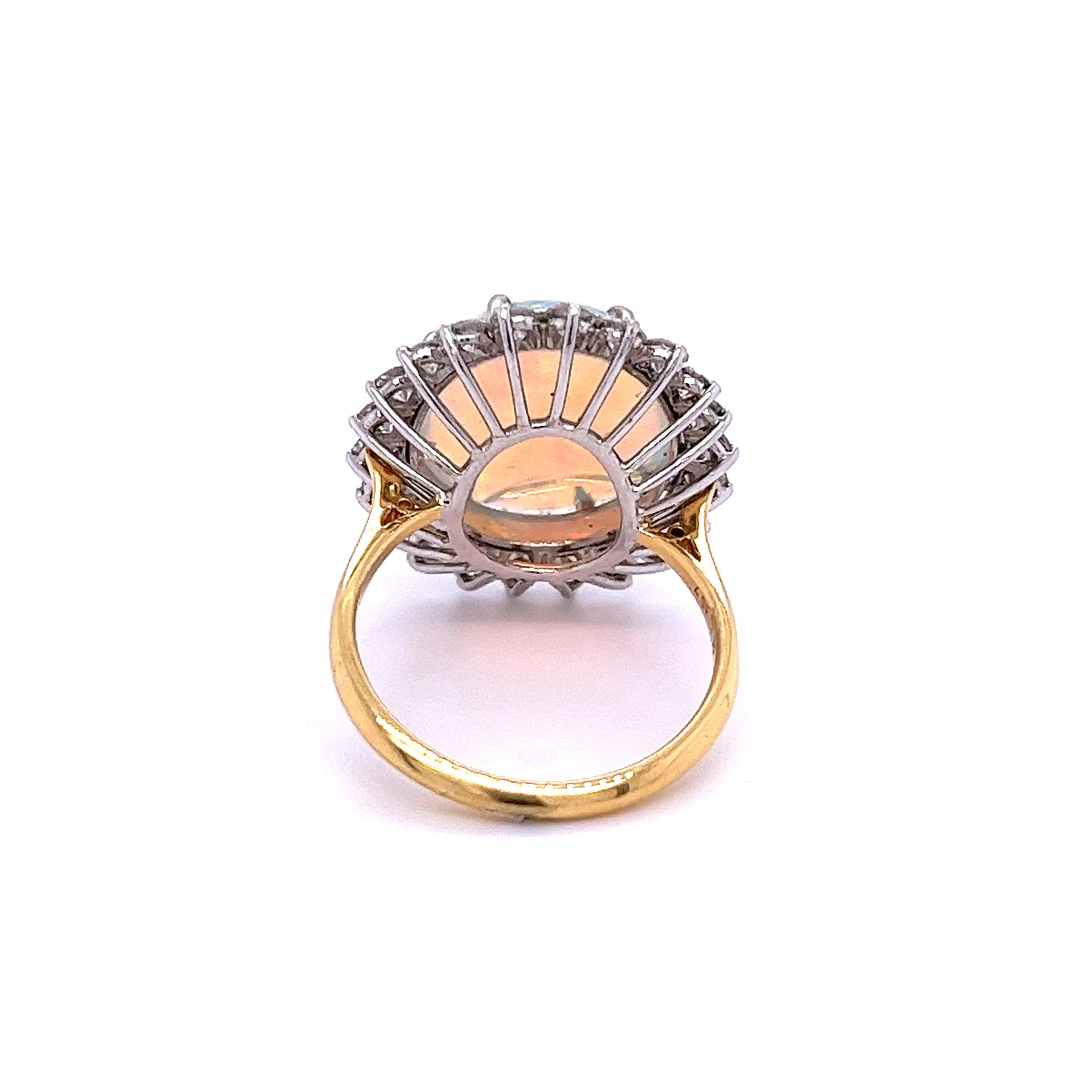 Ring aus Platin und Gold mit GIA-zertifiziertem 4,09 Karat weißem Opal und Diamant-Halo Damen im Angebot